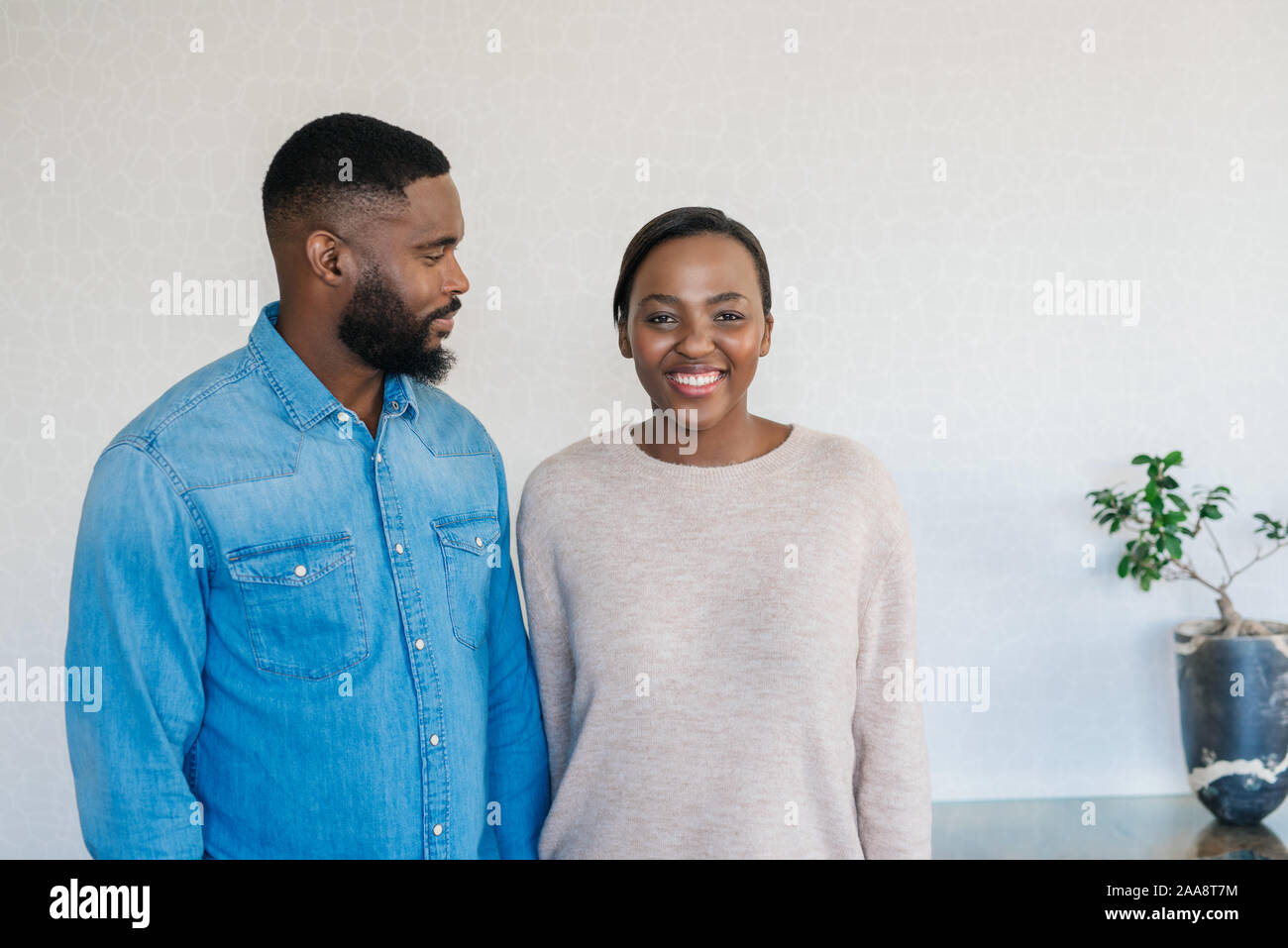 Lächelnd Afrikanische amerikanische Paar stehend zu Hause zusammen Stockfoto