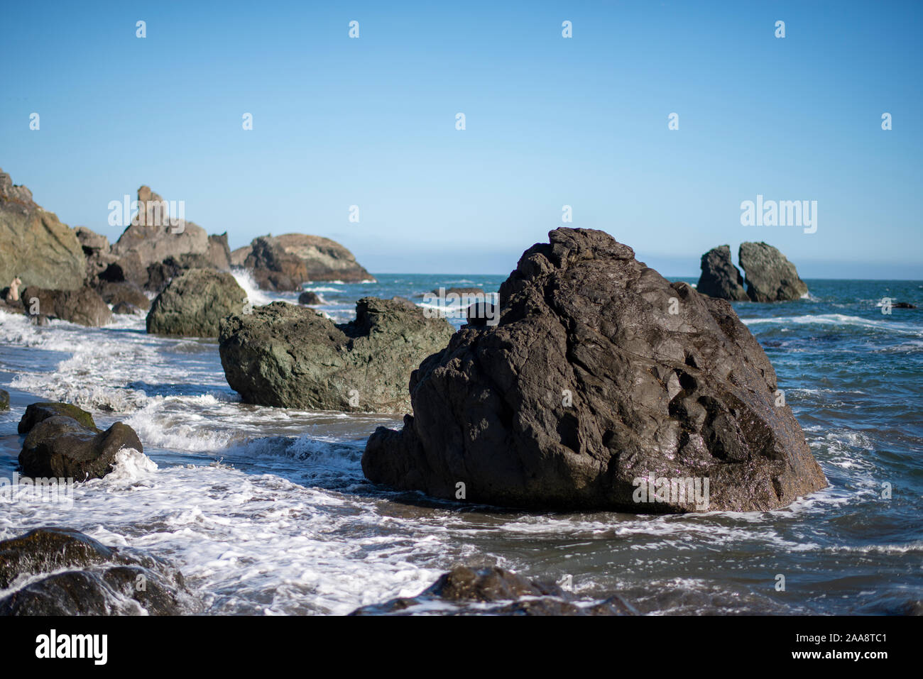 Schwarz Felsformationen entlang der Pazifik Küste von Kalifornien Stockfoto