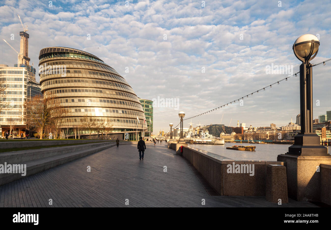 London, England, UK - 3. März 2011: Fußgänger vorbei an der Londoner City Hall auf dem Fluss Themse weg früh an einem Frühlingsmorgen. Stockfoto