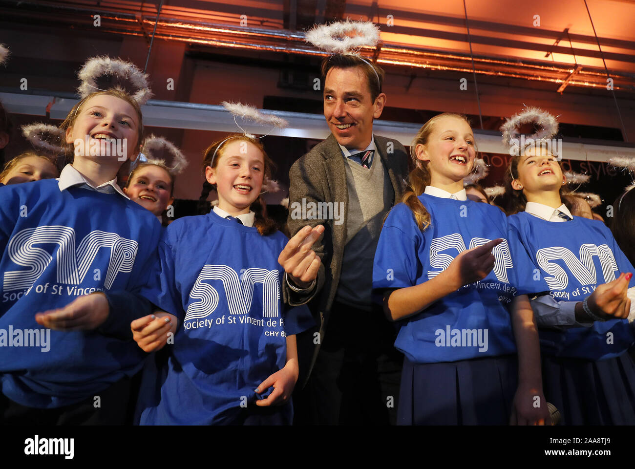 RTE Moderator Ryan Tubridy mit Mitgliedern der Primary School die St. Joseph's, Tipperary, Chor an der Produkteinführung der St. Vincent de Paul jährliche Appell an ihrem Hauptsitz in Dublin. Die SVP hat wieder Kinder in den Mittelpunkt ihrer jährlichen Aufruf gesetzt, daß dieses ist, weil Sie die Schwächsten sind. Stockfoto