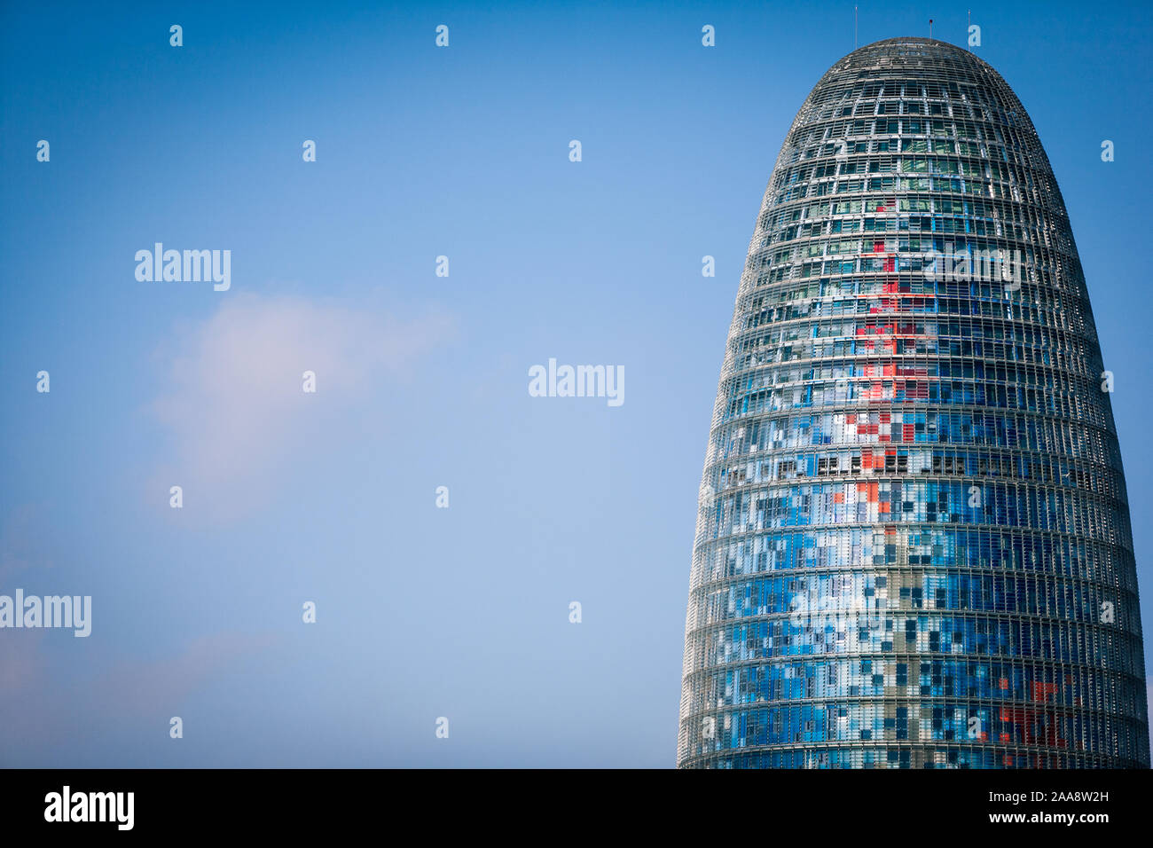 Torre Agbar Gebäude. Detail der berühmten Barcelona, Spanien, Wahrzeichen, ein 38-stöckiges Hochhaus mit einer charakteristischen Fassade. Stockfoto