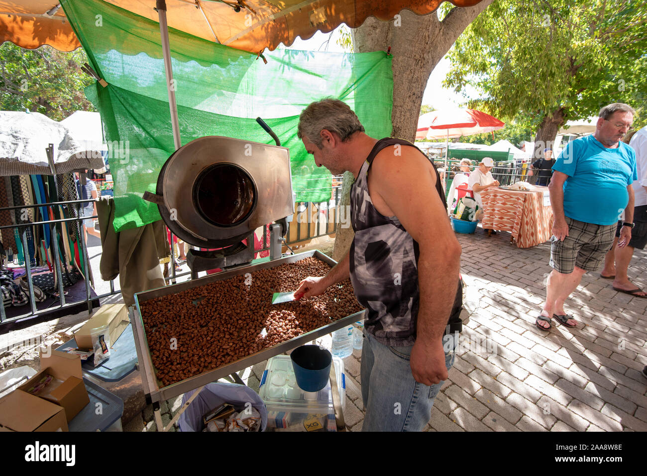 Sineu, Spanien. 09 Okt, 2019. Ein Mann braten frische Mandeln auf dem Wochenmarkt in Sineu. Der Markt findet jeden Mittwoch. Es ist eines der beliebtesten Wochenmärkte auf der Balearen Insel Mallorca. Quelle: Stephan Schulz/dpa-Zentralbild/ZB/dpa/Alamy leben Nachrichten Stockfoto