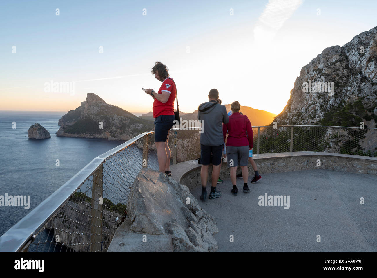 Cap de Formentor, Spanien. 09 Okt, 2019. Eine Familie beobachtet den Sonnenaufgang am Cap de Formentor im Mirador de Colomers Aussichtspunkt. Links gibt es ein Tourist, der sendet erste Bilder auf den Sonnenaufgang. Cap de Formentor ist der nördlichste Punkt der Baleareninsel Mallorca. Quelle: Stephan Schulz/dpa-Zentralbild/ZB/dpa/Alamy leben Nachrichten Stockfoto