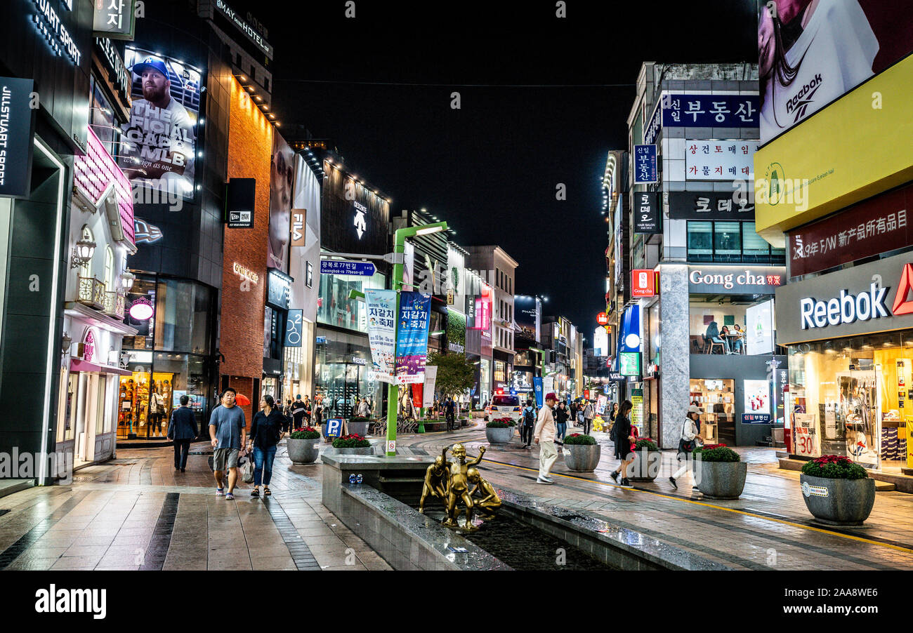 Busan, Korea, 1. Oktober 2019: Gwangbok-dong Kultur und Mode Shopping Street View bei Nacht beleuchtet mit Menschen in Busan, Südkorea Stockfoto