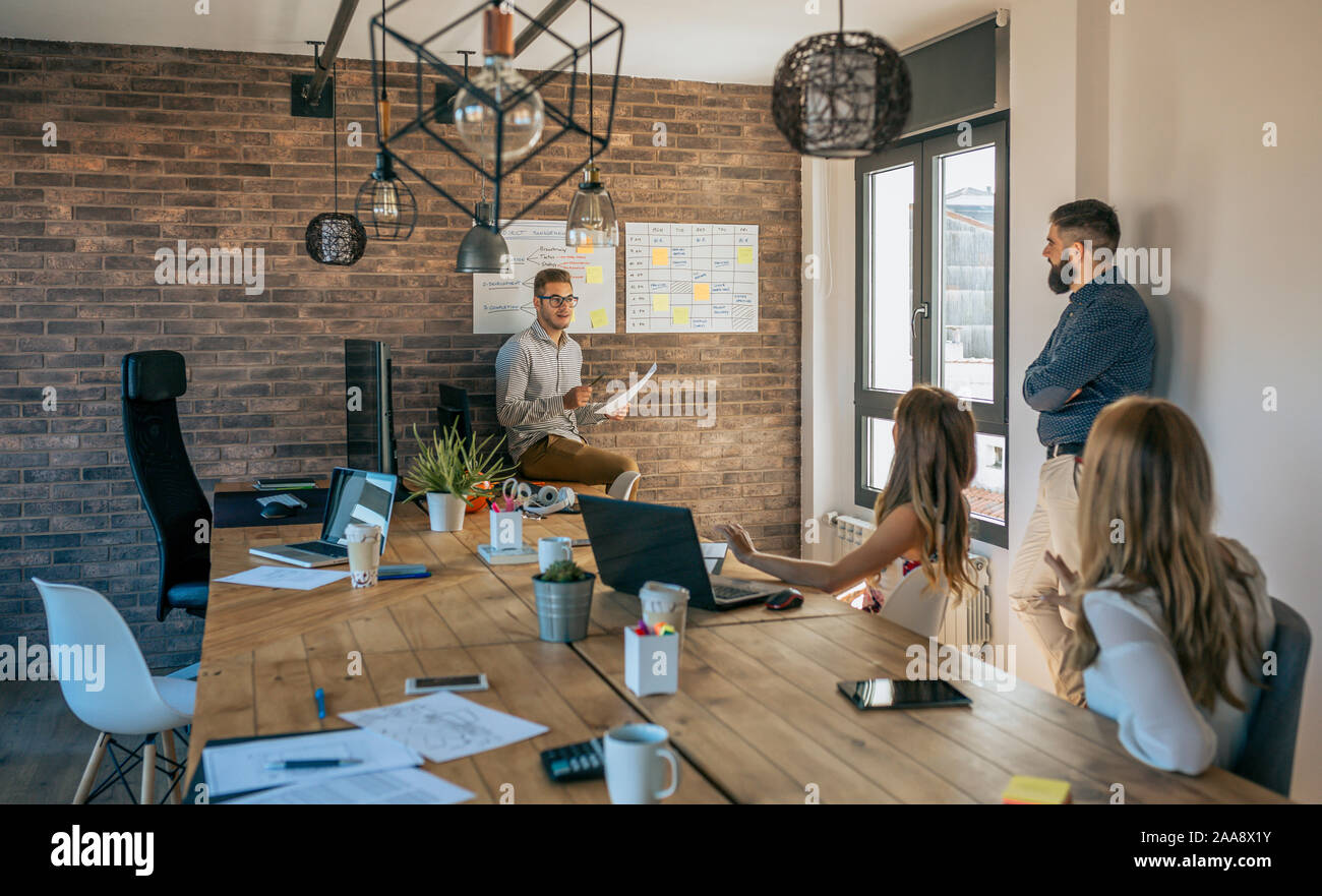 Trainer, einen Vortrag für Arbeitnehmer in einem Büro Stockfoto