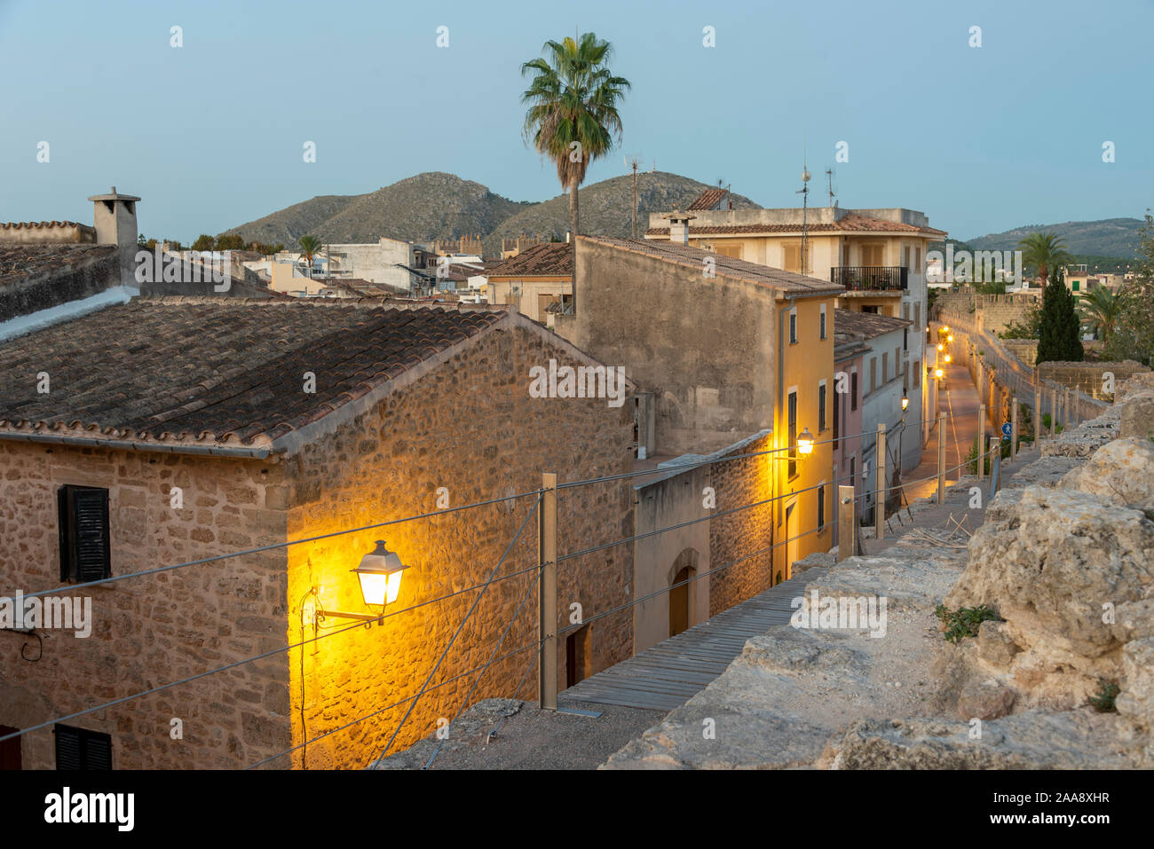 08. Oktober 2019, Spanien, Alcúdia: Blick in die Altstadt von Alcúdia in den frühen Morgen. Die Gassen sind mit historischen Lampen beleuchtet. Foto: Stephan Schulz/dpa-Zentralbild/ZB Stockfoto