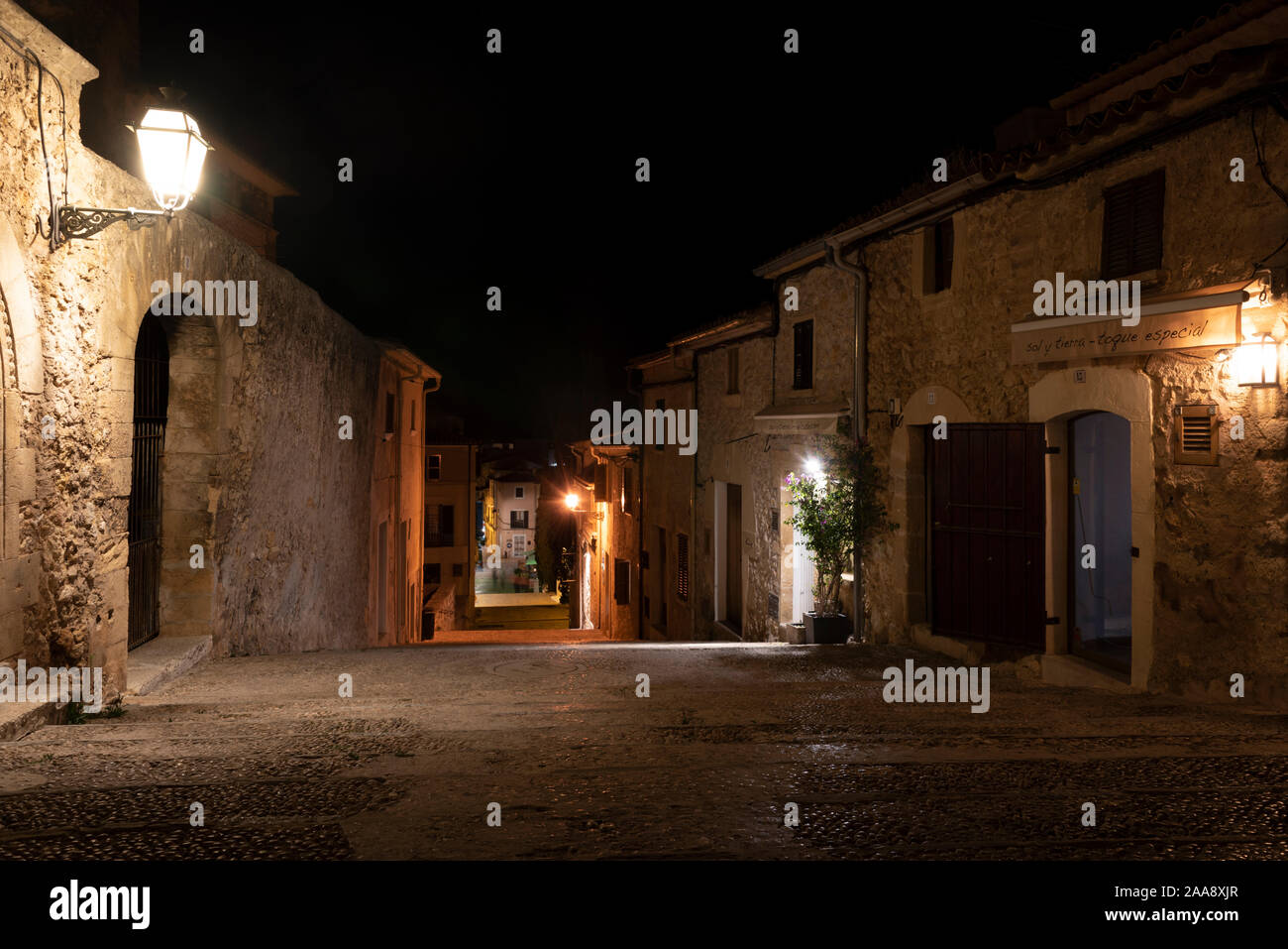 06. Oktober 2019, Spanien, Nerja: Historische Laternen leuchten eine Gasse in Pollença im Norden der Baleareninsel Mallorca. Die Gasse hat 365 Stufen und führt zu Golgota, wo gibt es eine Kapelle. Foto: Stephan Schulz/dpa-Zentralbild/ZB Stockfoto