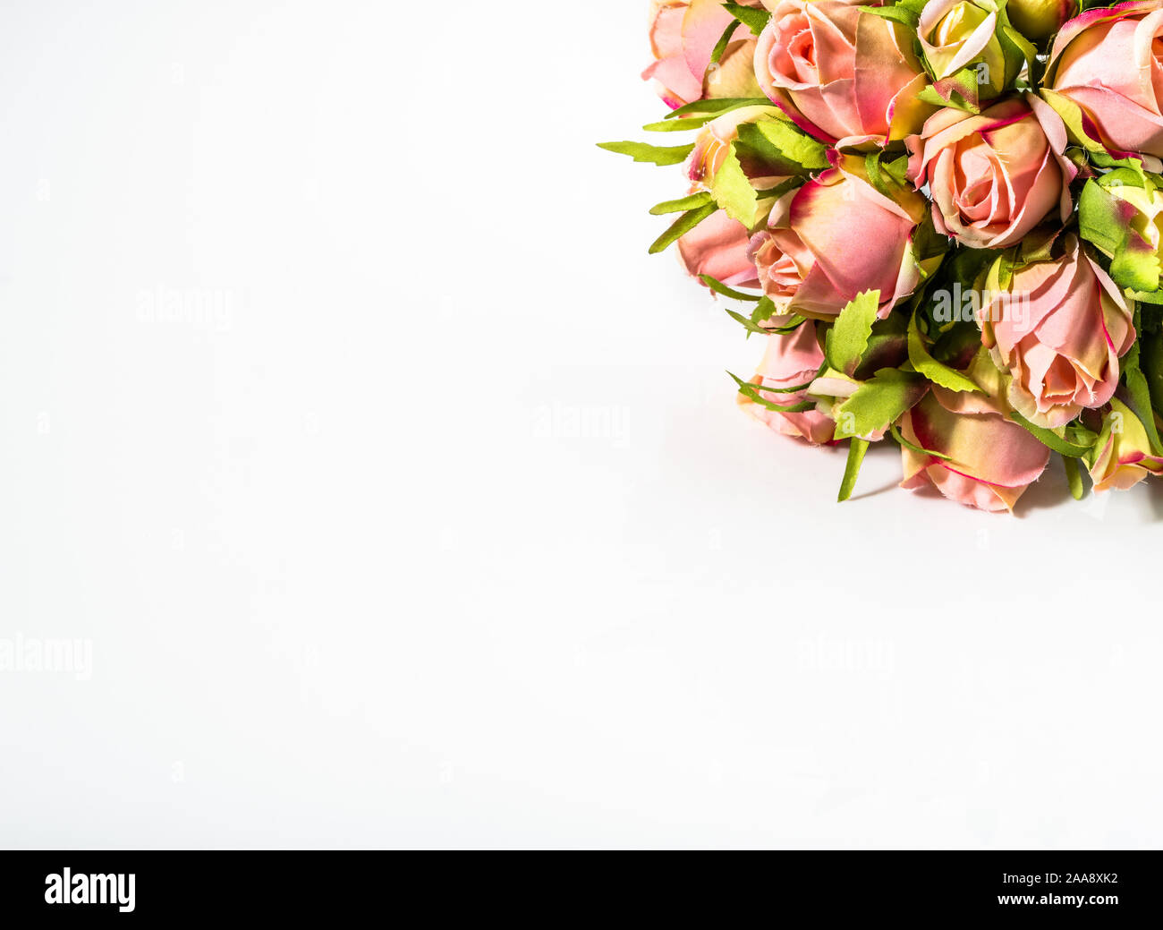 Blumenstrauß aus Rosen zum Valentinstag auf weißem Hintergrund. Stockfoto