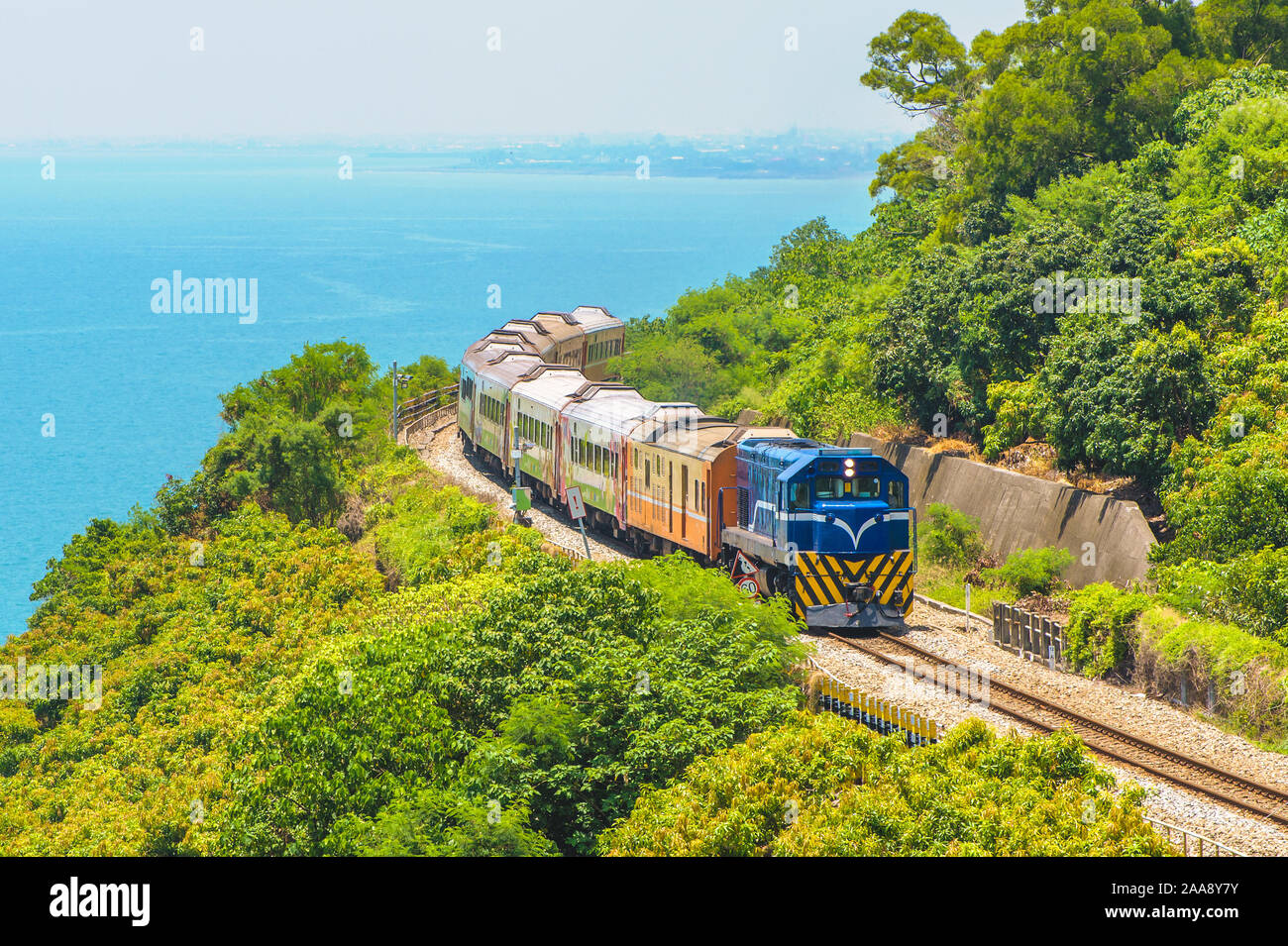 Landschaft des südlichen Taiwan mit Bahn und Zug Stockfoto