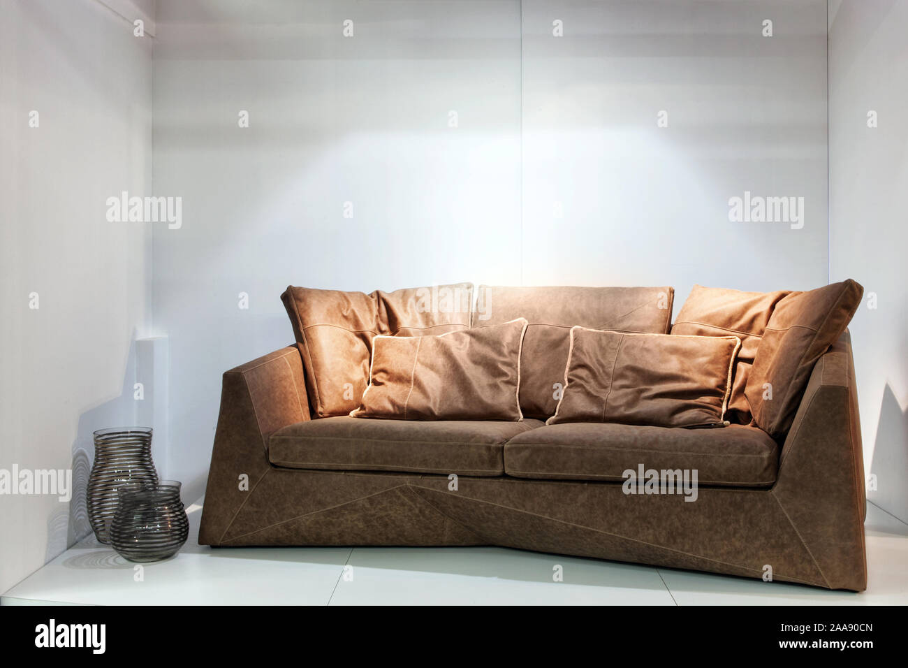 Braunes Leder Sofa in einem hellen Raum. Real Photo Stockfotografie - Alamy