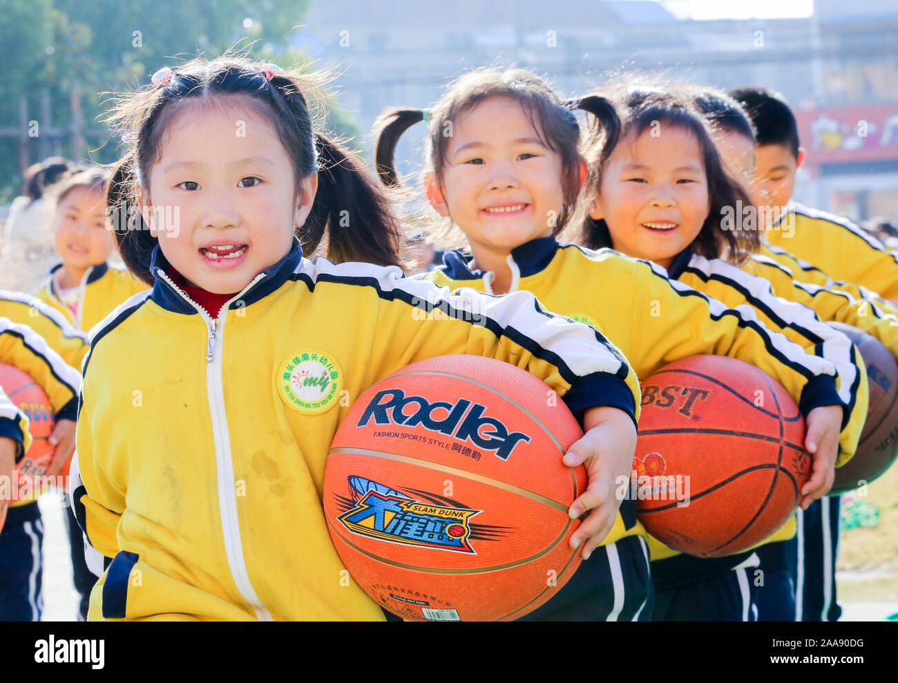 Junge chinesische Kinder haben Spaß mit basketbälle auf dem Spielplatz der Welt Kinder in einem Kindergarten in Motou Stadt Rugao Stadt, Osten Kinn zu markieren Stockfoto