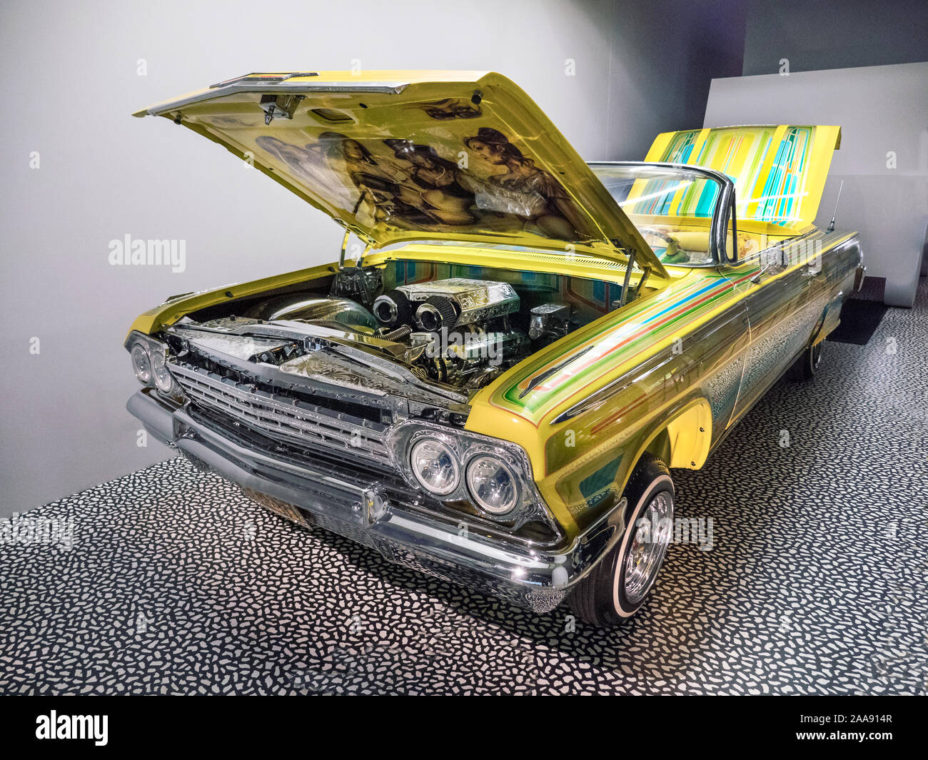 Tipsy/Schutzengel, Low Rider Chevrolet Impala 1962 an der V&A-Ausstellung "Autos die Beschleunigung der modernen Welt. Stockfoto