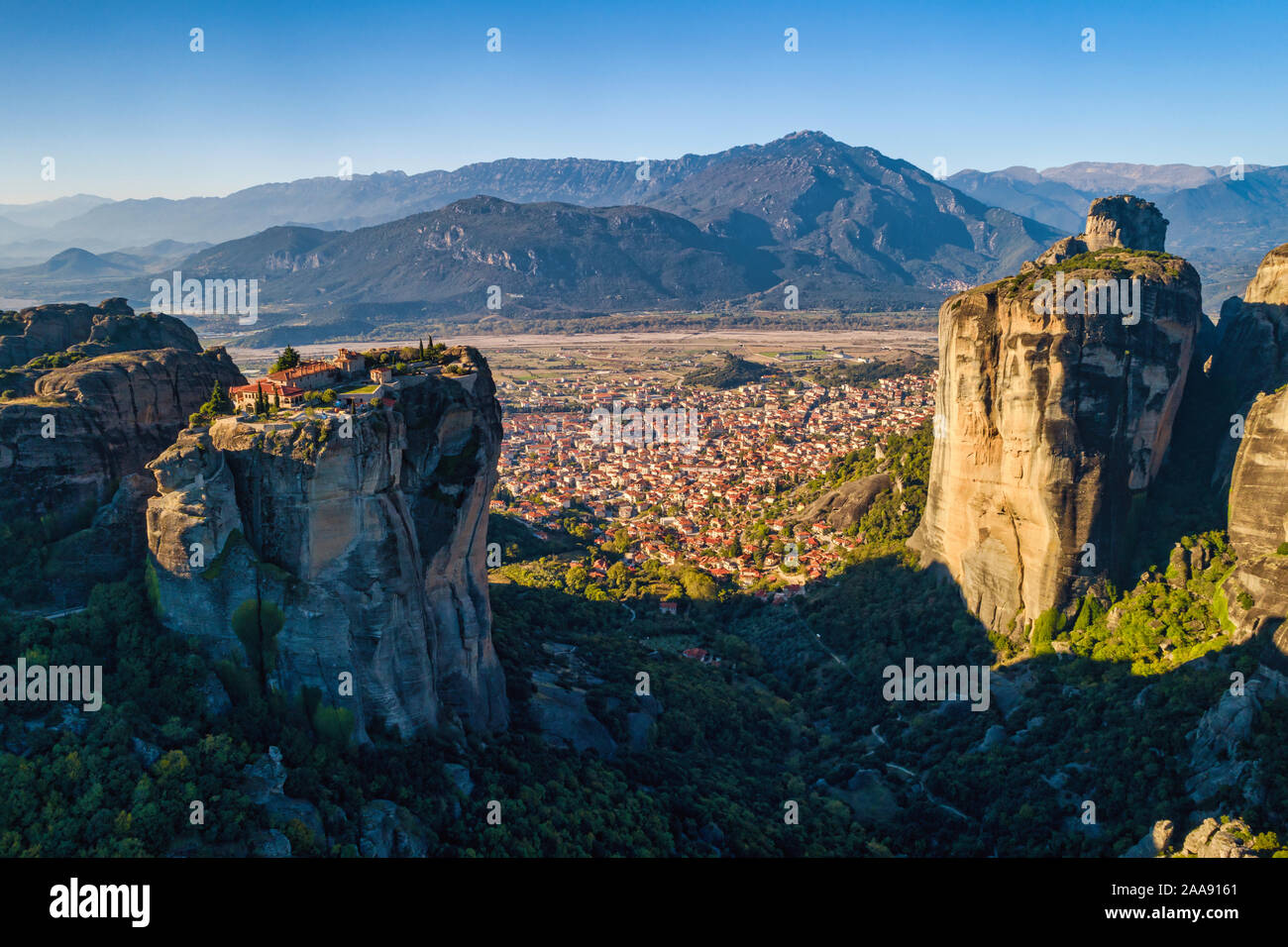 Luftaufnahme aus dem Kloster der Heiligen Dreifaltigkeit oben auf der Klippe in der Nähe von Meteora Kalampáka, Trikala, Griechenland Stockfoto