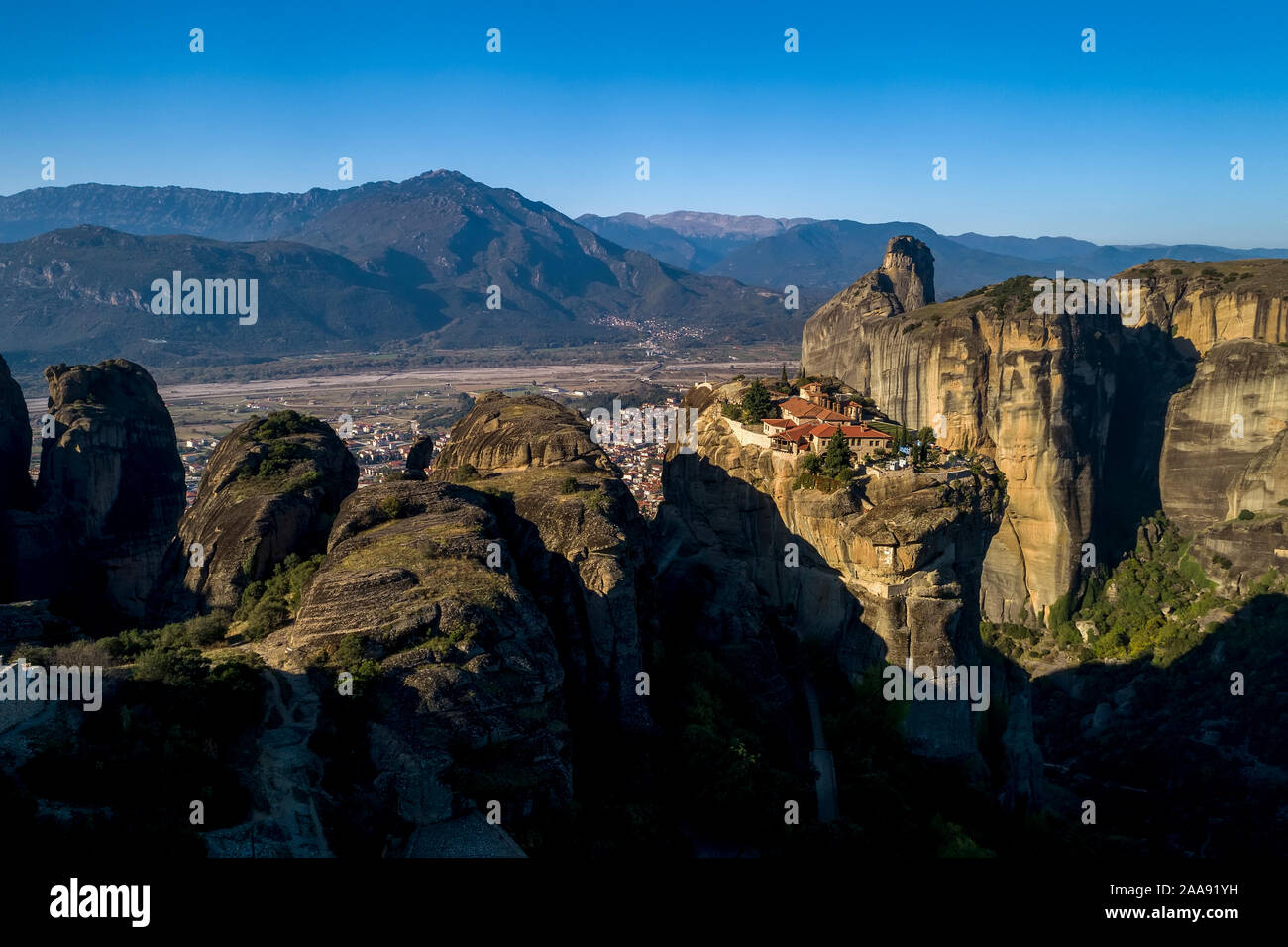 Luftaufnahme aus dem Kloster der Heiligen Dreifaltigkeit oben auf der Klippe in der Nähe von Meteora Kalampáka, Trikala, Griechenland Stockfoto