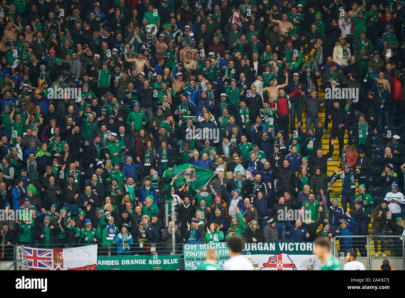 Frankfurt am Main, Deutschland. Nov, 2019 19. EURO QUALI 2020 Germany-North Irland, Frankfurt, 19.November 2019. Die irischen Fans Deutschland - Nordirland 6:1 Wichtig: DFB-Vorschriften die Verwendung von Fotografien als Bildsequenzen und/oder quasi-Video zu verbieten. Die Qualifikation für die Europameisterschaft, EM Quali, 2020 Saison 2019/2020, 19. November 2019 in Frankfurt am Main, Deutschland. Credit: Peter Schatz/Alamy leben Nachrichten Stockfoto