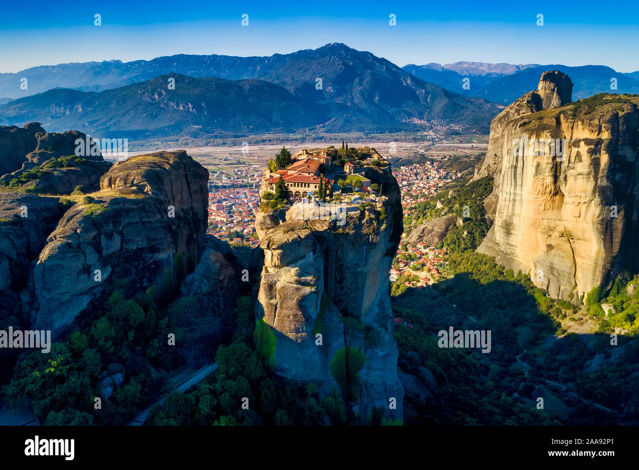Luftaufnahme aus dem Kloster der Heiligen Dreifaltigkeit oben auf der Klippe in der Nähe von Meteora Kalampáka, Trikala, Griechenland Stockfoto