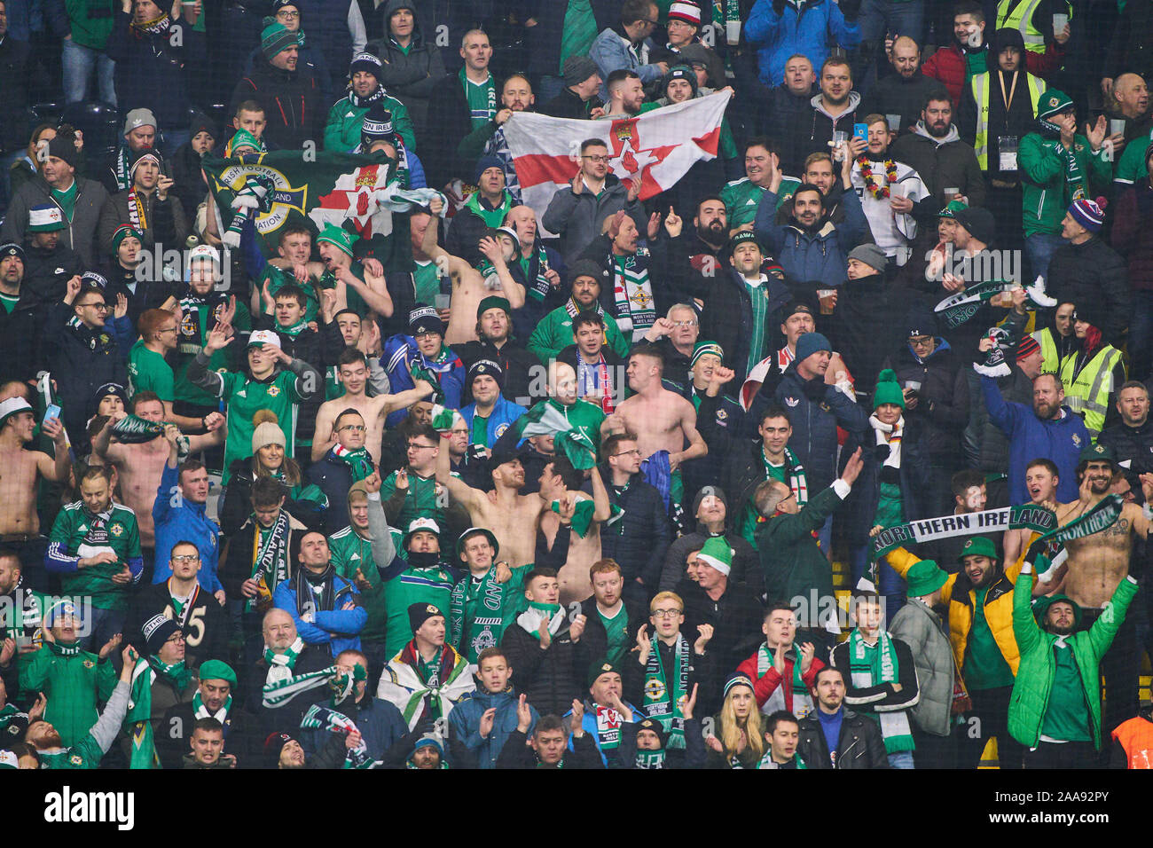 Frankfurt am Main, Deutschland. Nov, 2019 19. EURO QUALI 2020 Germany-North Irland, Frankfurt, 19.November 2019. Die irischen Fans Deutschland - Nordirland 6:1 Wichtig: DFB-Vorschriften die Verwendung von Fotografien als Bildsequenzen und/oder quasi-Video zu verbieten. Die Qualifikation für die Europameisterschaft, EM Quali, 2020 Saison 2019/2020, 19. November 2019 in Frankfurt am Main, Deutschland. Credit: Peter Schatz/Alamy leben Nachrichten Stockfoto