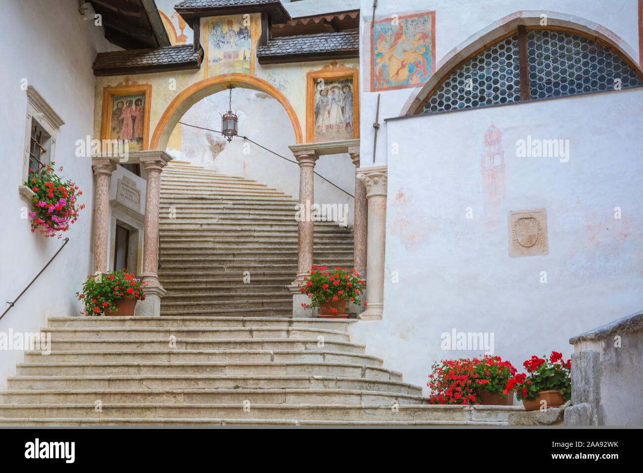 Die mittelalterliche Wallfahrtskirche San Romedio. Nonstal, Trient Provinz Trentino Alto-Adige, Italien, Europa Stockfoto