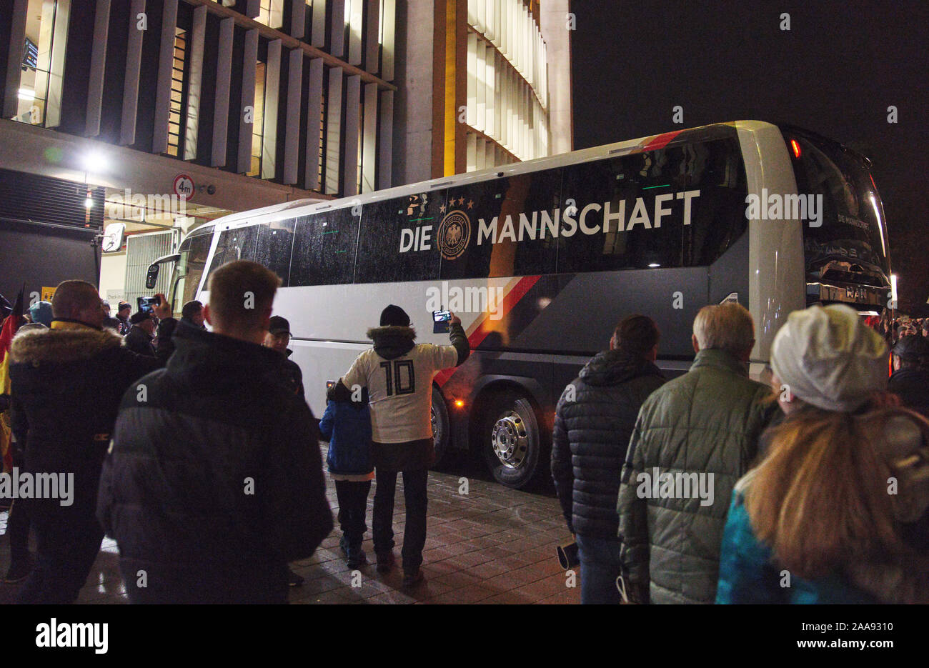 Frankfurt am Main, Deutschland. Nov, 2019 19. EURO QUALI 2020 Germany-North Irland, Frankfurt, 19.November 2019. MAN Teambus Mannschaftsbus, Bus, STERBEN MANNSCHAFT Deutschland - Nordirland 6:1 Wichtig: DFB-Vorschriften die Verwendung von Fotografien als Bildsequenzen und/oder quasi-Video zu verbieten. Die Qualifikation für die Europameisterschaft, EM Quali, 2020 Saison 2019/2020, 19. November 2019 in Frankfurt am Main, Deutschland. Credit: Peter Schatz/Alamy leben Nachrichten Stockfoto