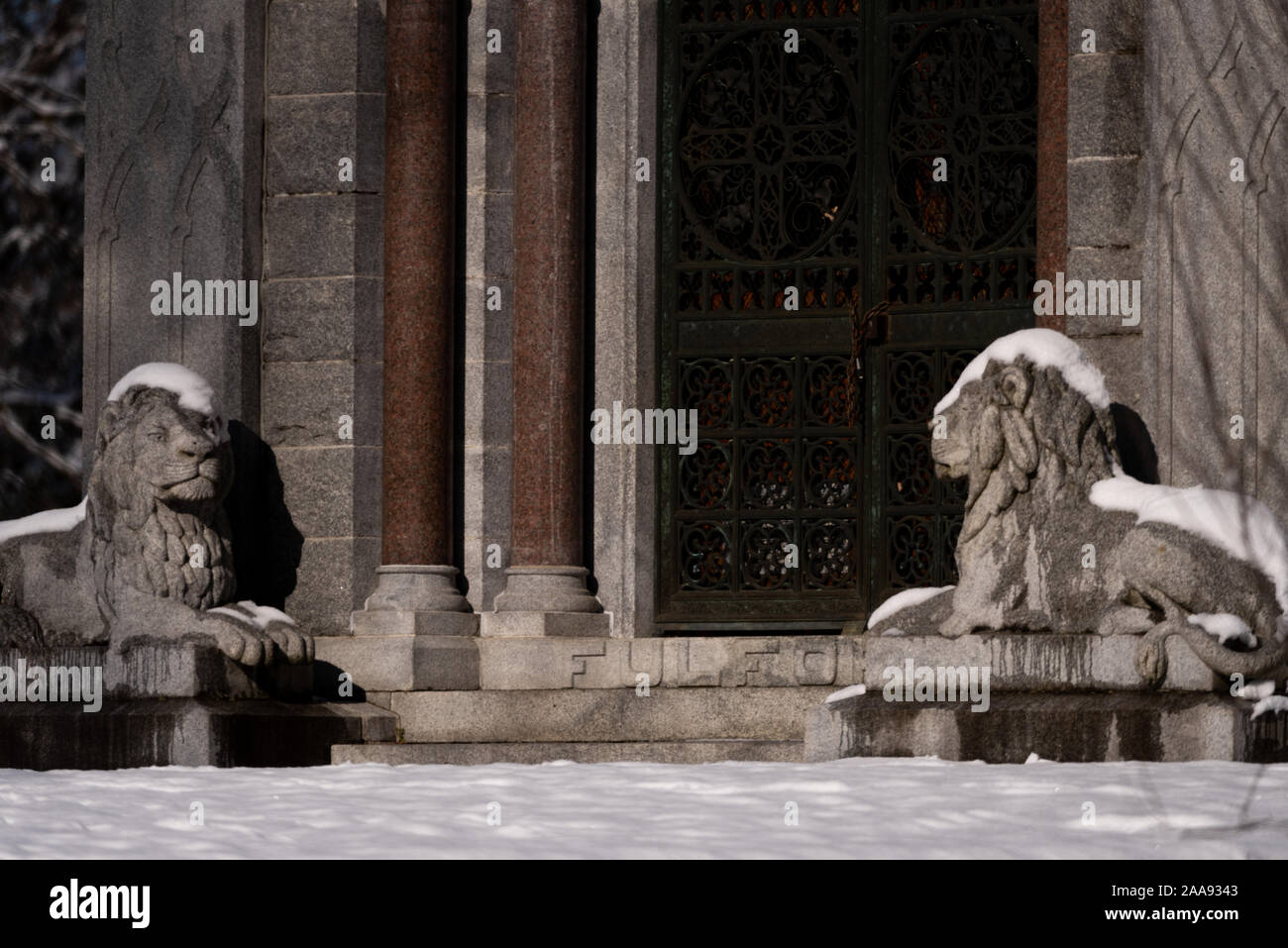 Schnee bedeckt Monumente an Friedhof und Krematorium London Ontario Stockfoto