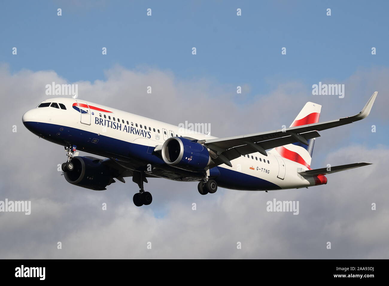 British Airways Airbus A 320-251 N G-TTNG Landung in London Heathrow Flughafen, Großbritannien Stockfoto