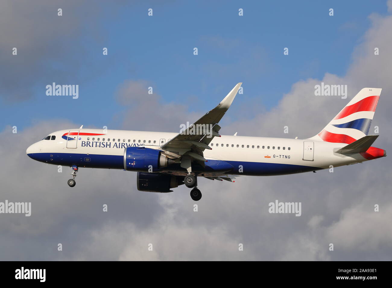 British Airways Airbus A 320-251 N G-TTNG Landung in London Heathrow Flughafen, Großbritannien Stockfoto