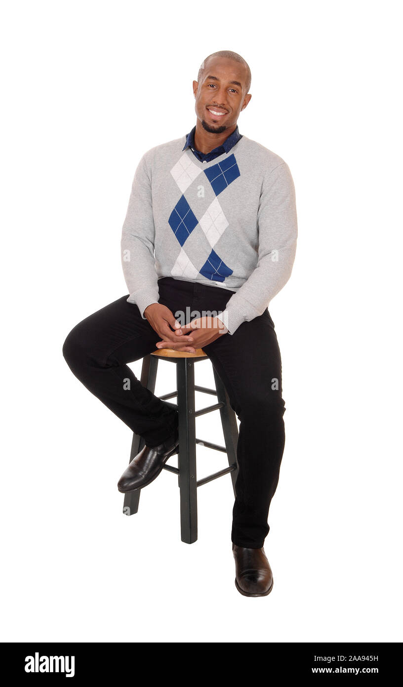 Eine junge schöne afrikanische amerikanische Mann full body im Studio, Denken und lächelnd, auf weißem Hintergrund Stockfoto