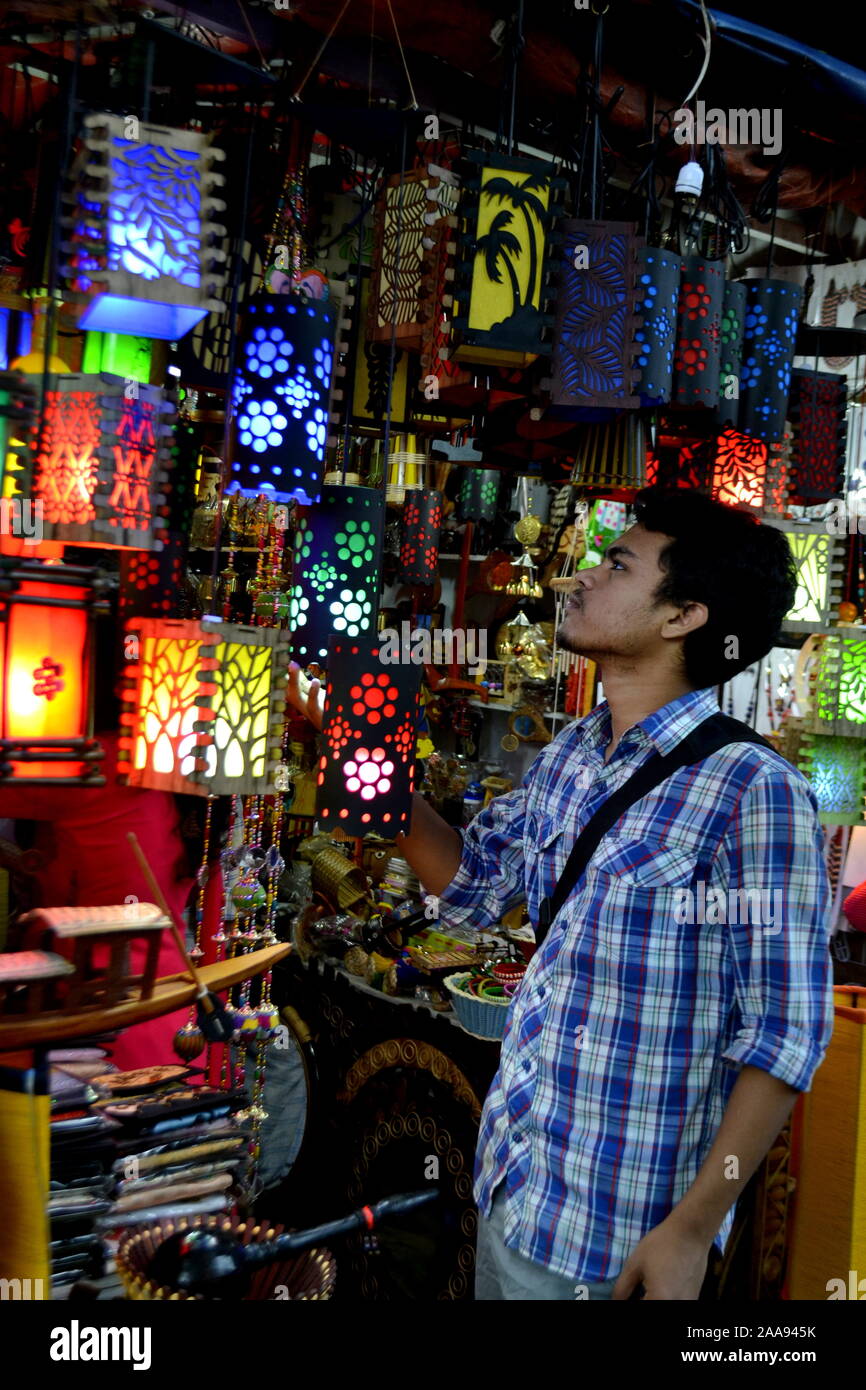 Kunsthandwerk Lampen hängen an einem Geschäft bei Doel Platz in der Nähe des Curzon Hall von der Universität von Dhaka. Stockfoto