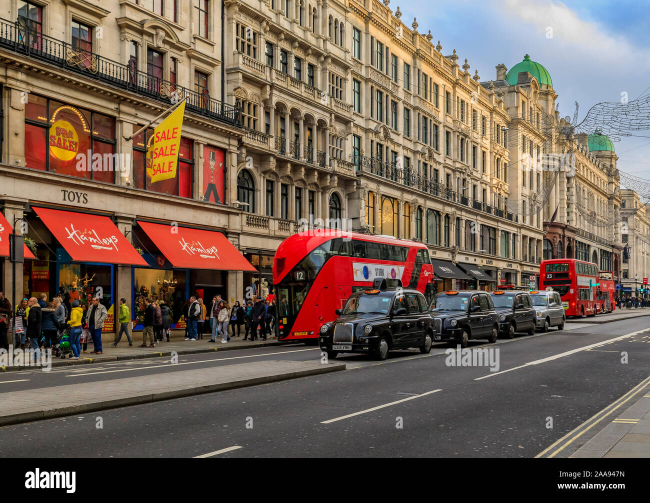 London, Großbritannien, 13. Januar 2018: Luxury Stores auf der Regent Street mit Passanten, Double Decker rote Busse und Taxis aufgereiht Stockfoto