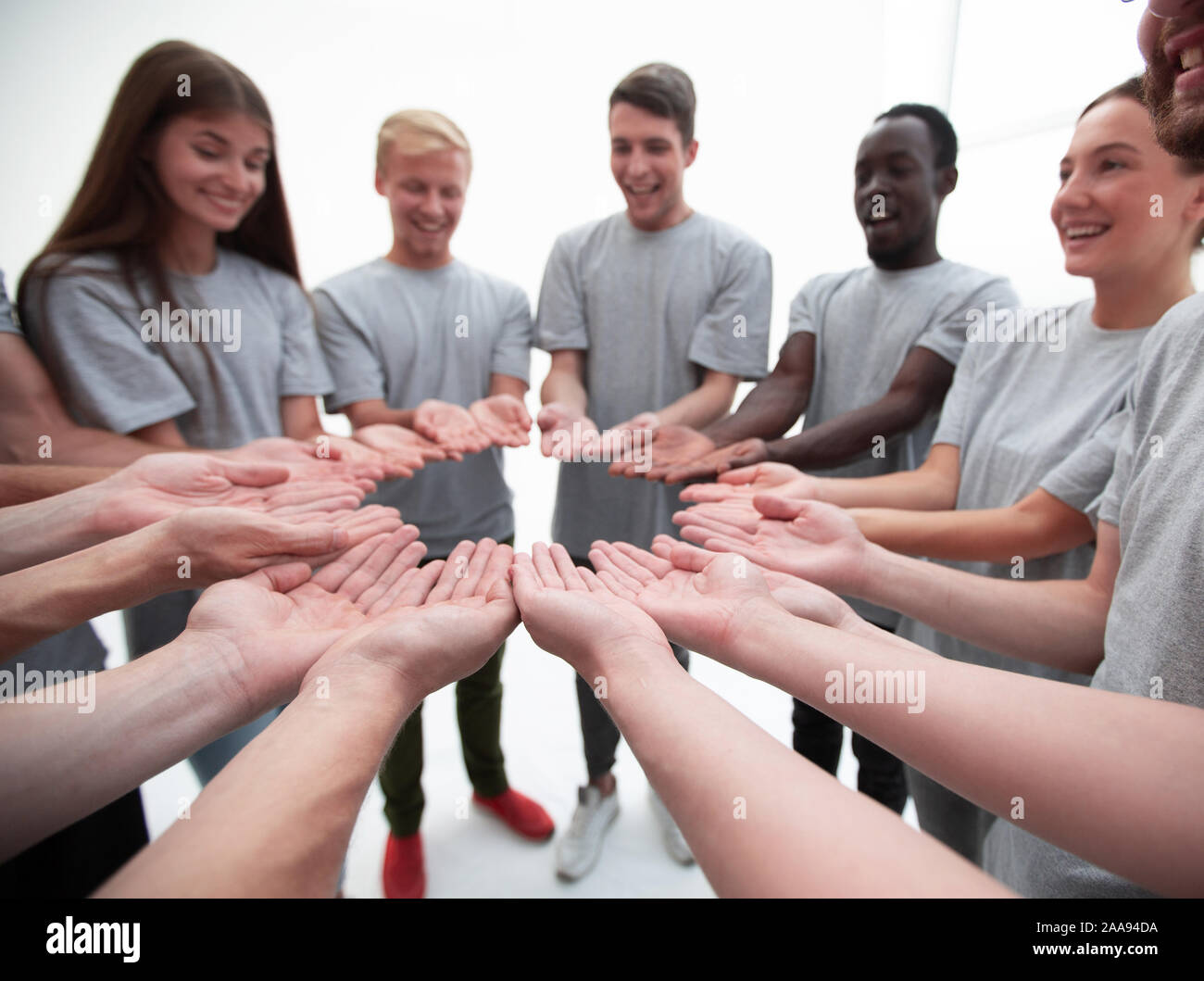 Gruppe von jungen Menschen, die mit offenen Handflächen Stockfoto