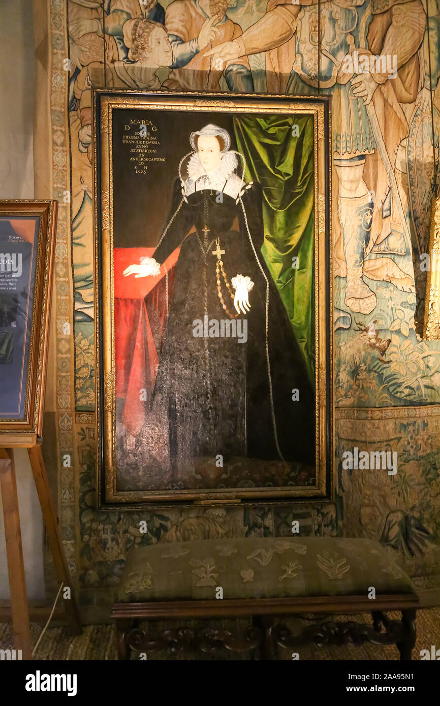 Ein in voller Länge Porträt oder Öl Gemälde von Maria, Königin von Schottland (1542-1587), von oder nach Rowland Lockey an Hardwick Hall, Derbyshire, England, Vereinigtes Königreich, Stockfoto