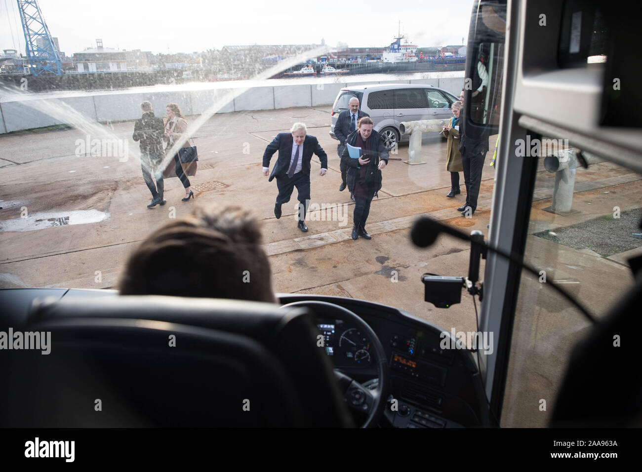 Premierminister Boris Johnson macht sich auf den Weg zurück auf seine Schlacht bus nach dem Besuch Wilton Engineering Services in Middlesbrough während der Wahlkampagne für die Parlamentswahlen. PA-Foto. Bild Datum: Mittwoch, November 20, 2019. Siehe PA Geschichte Politik Wahl. Foto: Stefan Rousseau/PA-Kabel Stockfoto