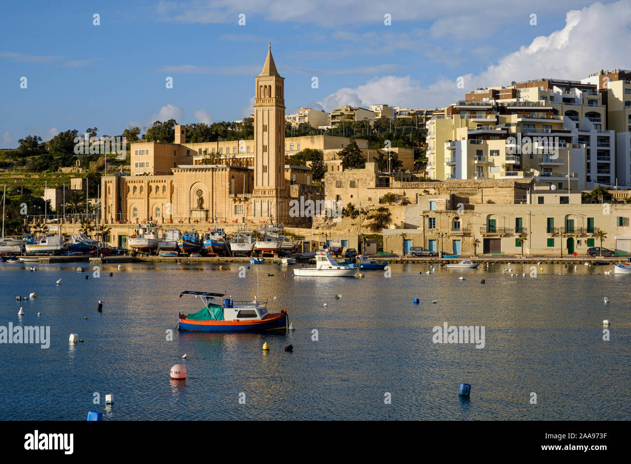 Blick über den Hafen von Marsaskala St. Anna Kirche, Malta Stockfoto
