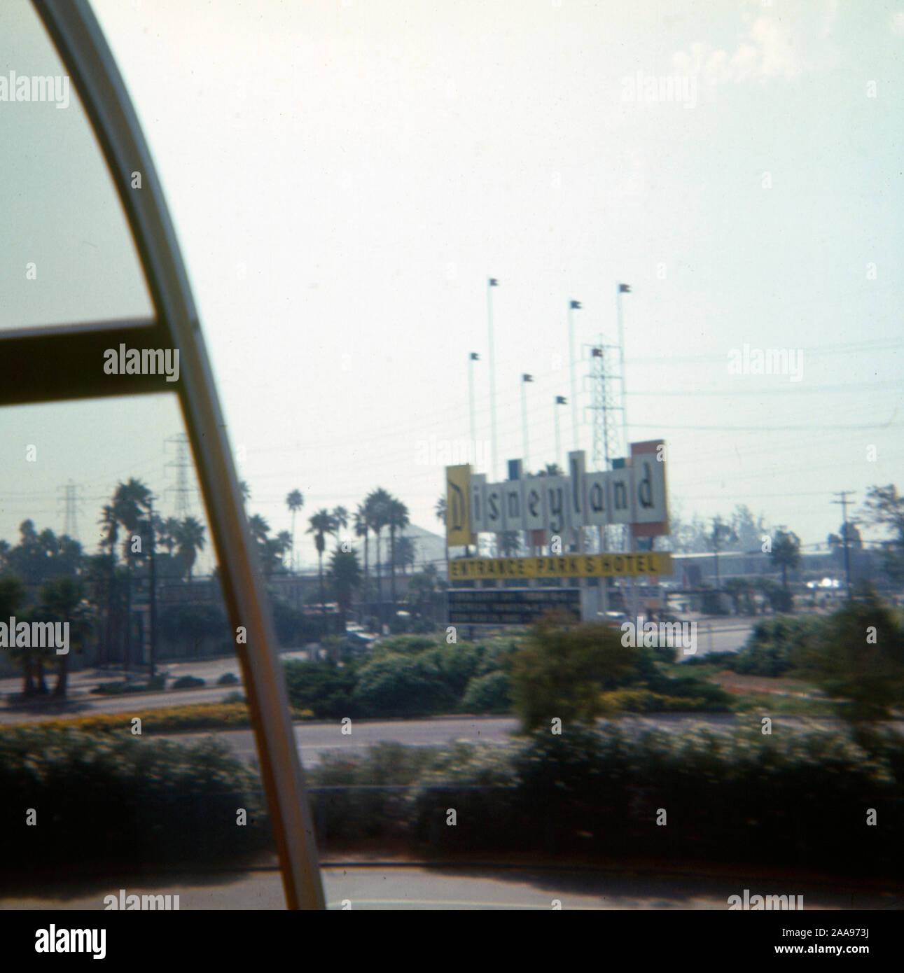 Jahrgang September 1972 Foto, Disneyland Eingang Park & Hotel sign in Anaheim, Kalifornien. Quelle: Original 35 mm Transparenz Stockfoto