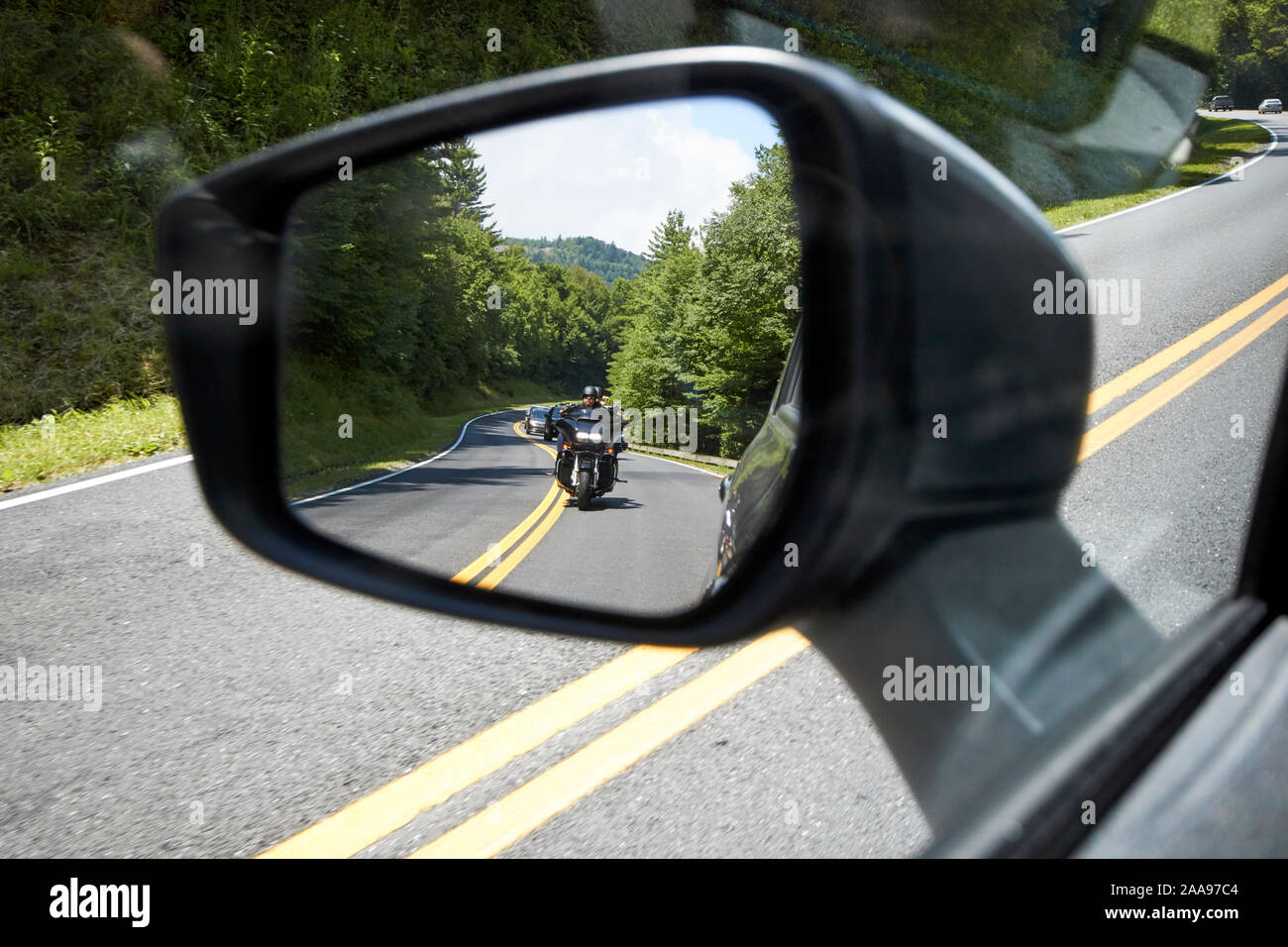 Auf der Suche nach Außenspiegel an motorradfahrer Parkway us 441 highway Route durch Great Smoky Mountains National Park usa Stockfoto