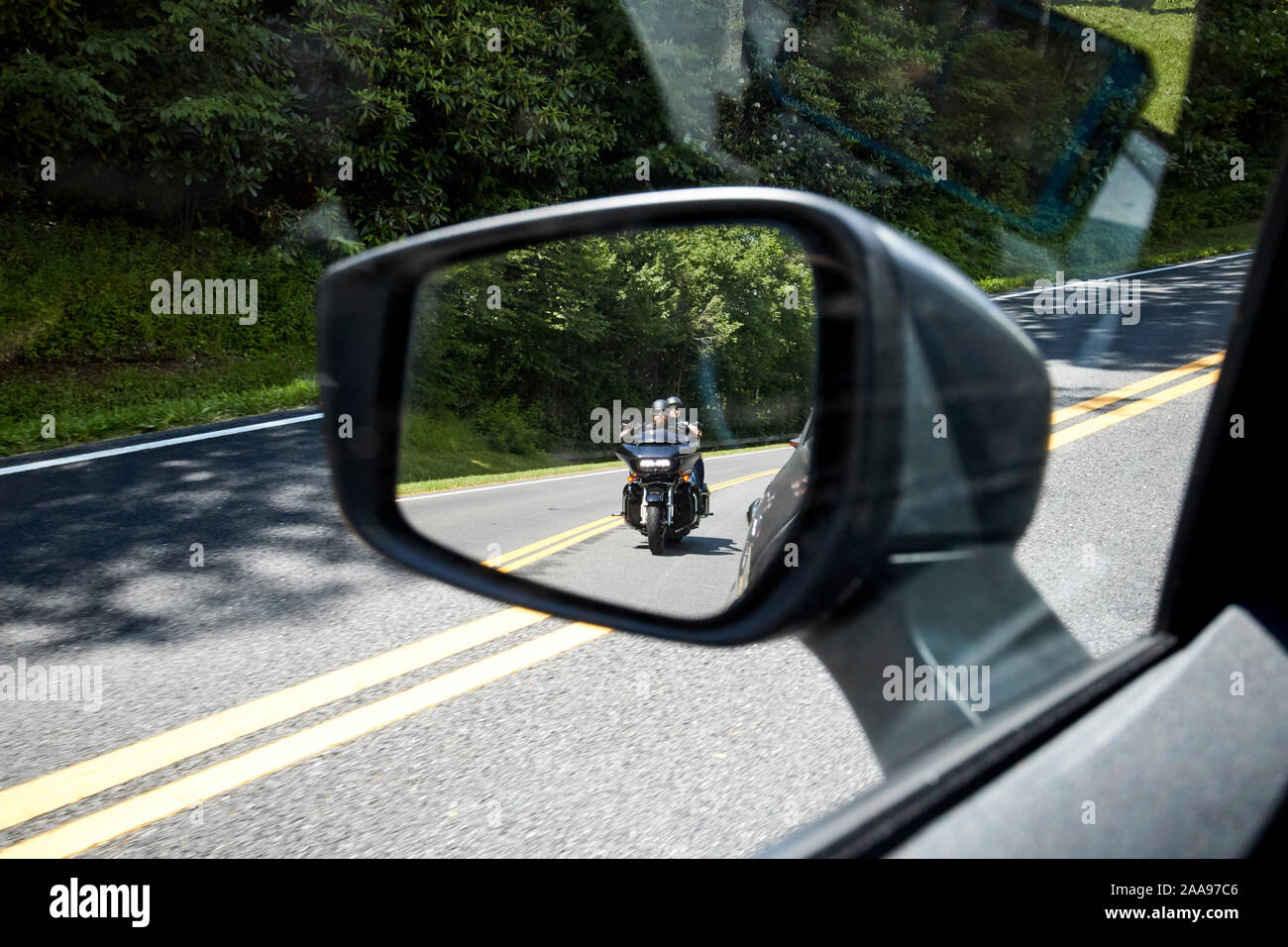 Auf der Suche nach Außenspiegel an motorradfahrer Parkway us 441 highway Route durch Great Smoky Mountains National Park usa Stockfoto