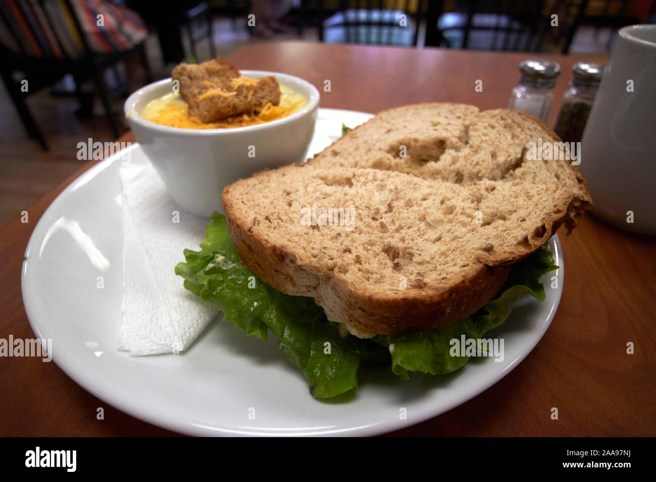 Eiersalat und Suppe in einem Restaurant in Usa Stockfoto