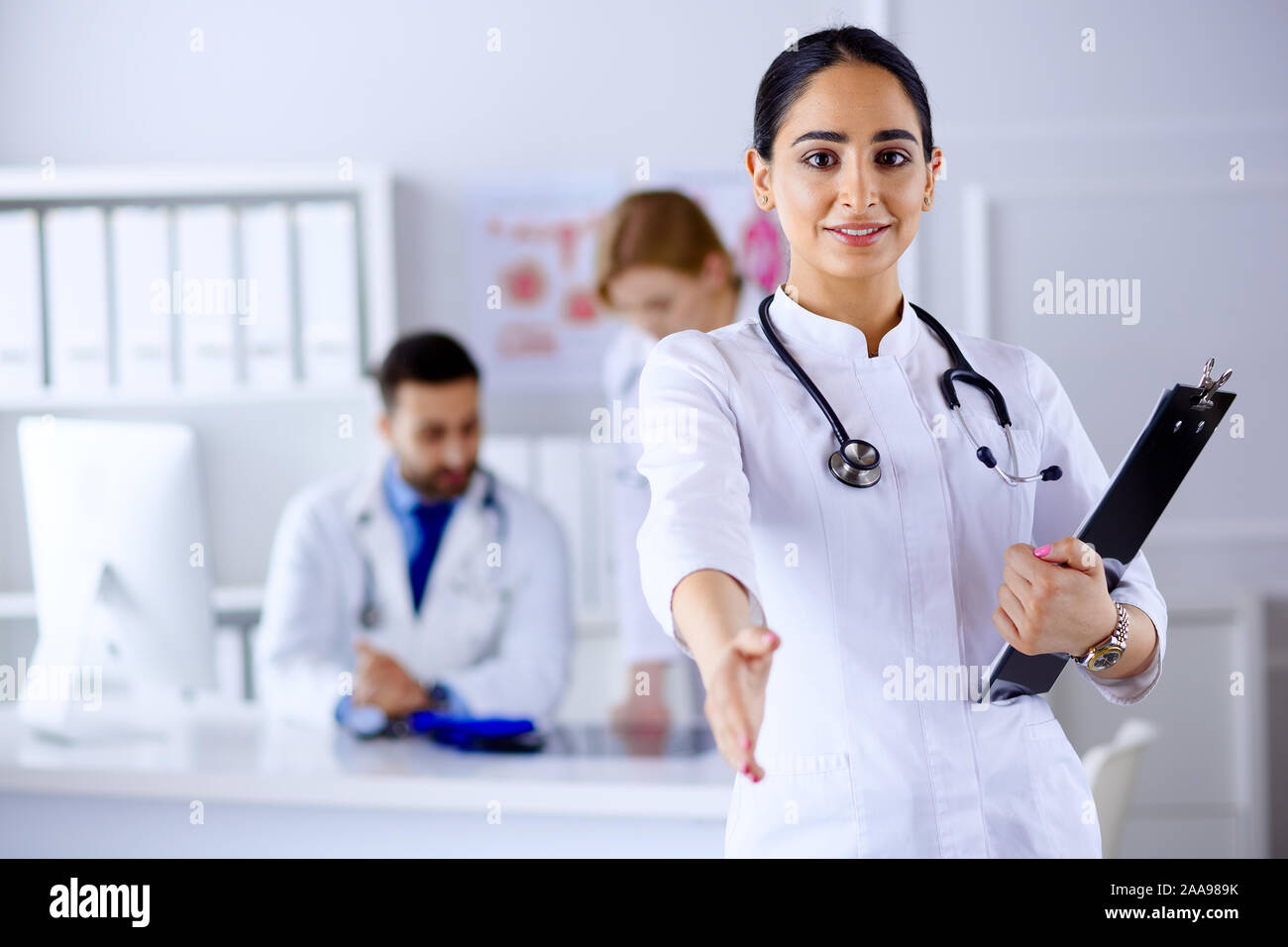 Charmante arabischen Arzt Handshake mit einem Patienten Stockfoto