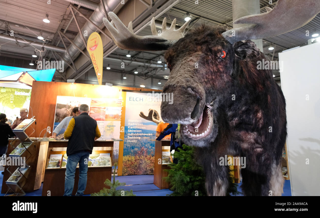 20 November 2019, Sachsen, Leipzig: Auf der Touristik & Caravaning (TC) Messe, ein Elch dummy wirbt für Reisen nach Skandinavien. Am Mittwoch (20.11.2019) die Tore zur größten Reisemesse in Mitteldeutschland für den 30 Mal geöffnet. Bis 24.11.2109 531 Aussteller aus der ganzen Welt werden sich an der TC vorhanden. Partner in diesem Jahr ist die Region Erzgebirge. Foto: Sebastian Willnow/dpa-Zentralbild/dpa Stockfoto