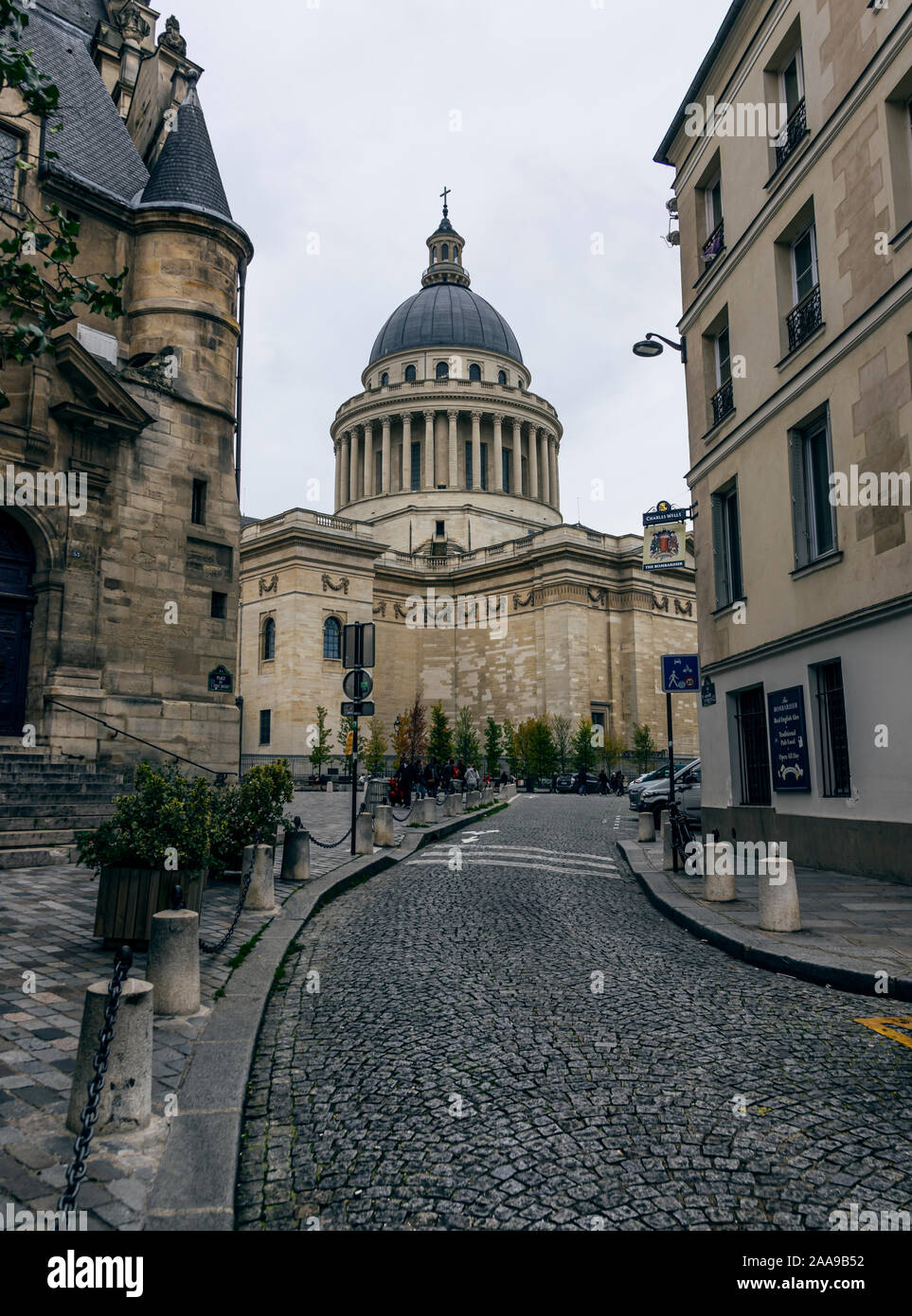 Paris, Frankreich, 02. November 2019: Pantheon in Paris, wo ist der Krypta, wo berühmte französische begraben sind. Von einer Straße unten an einem düsteren November Tag gesehen Stockfoto
