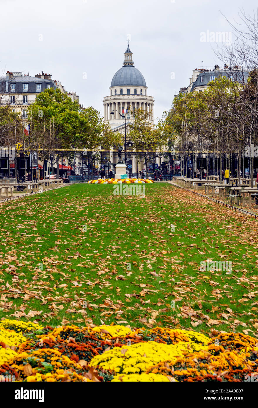 Paris, Frankreich, 02. November 2019: Kuppel des Pantheon in Paris, wo berühmte französische Bürger begraben sind. An bewölkten Herbst Tag aus Luxemburg Gard genommen Stockfoto