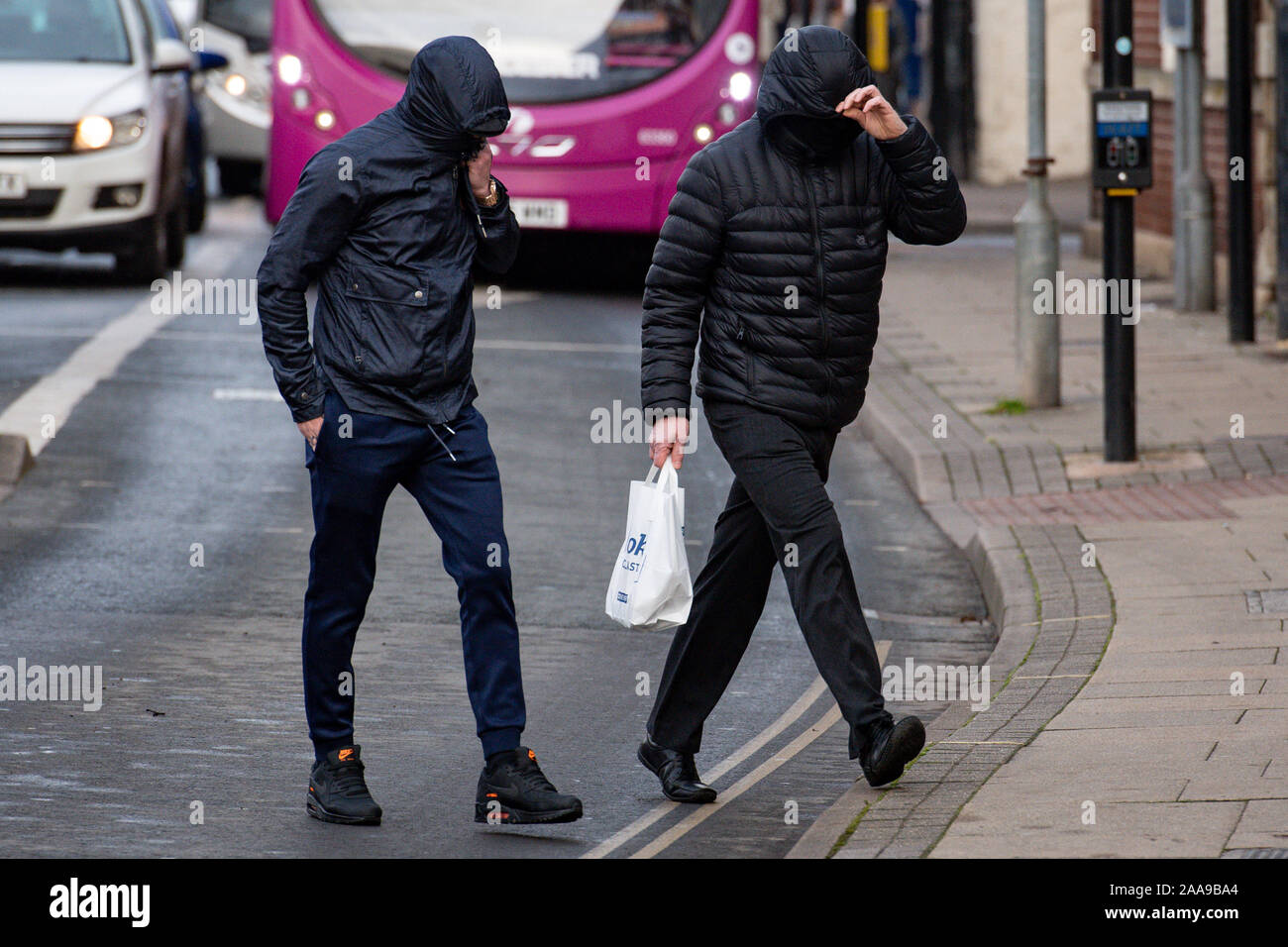 Die Metalldetektoren George Powell (links) und Leyton Davies kommen am Worcester Crown Court an, wo sie wegen Diebstahlvorwürfen konfrontiert werden, nachdem sie einen £3 Millionen angelsächsischen Hort nicht deklariert haben. PA-Foto. Bilddatum: Mittwoch, 20. November 2019. Zu den unschätzbaren Hortstücken gehörten ein Goldring aus dem 9. Jahrhundert, ein Drachenkopfarmband und ein Silberbarren, ein Anhänger aus Kristallstein aus dem 5. Jahrhundert und bis zu 300 Münzen, einige davon aus der Regierungszeit von König Alfred. Siehe PA Geschichte COURTS Treasure. Bildnachweis sollte lauten: Jacob King/PA Wire Stockfoto