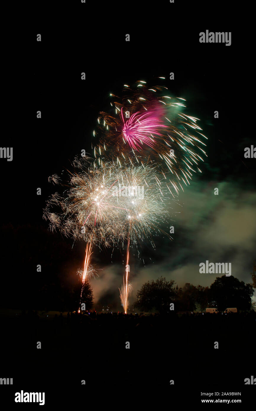 Feuerwerk an Harlow Town Park Essex, es gibt Leute, die sich für die Bild, aber Sie sind Silhouette und nicht identifizierbar Stockfoto