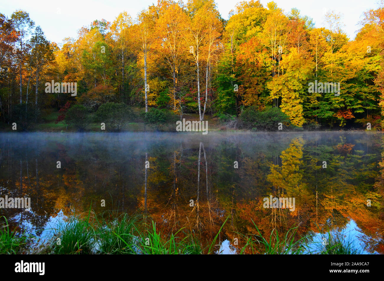 Teich mit Herbst Farbe in der Dämmerung und Reflexionen auf dem Wasser Stockfoto