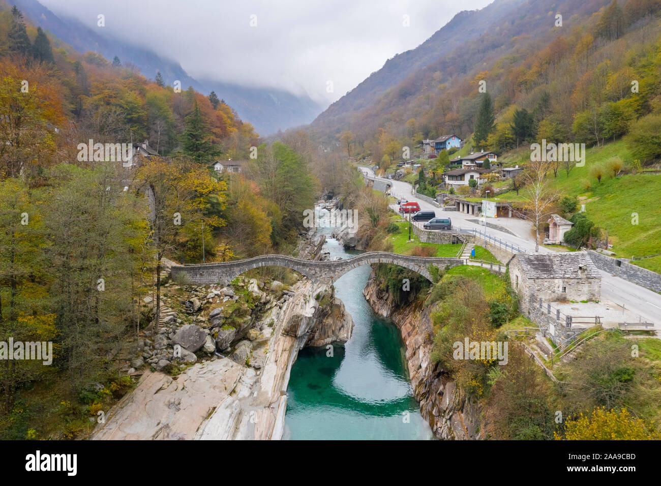 Luftaufnahme der "Ponte dei Salti', Fluss Verzasca und die Stadt von Lavertezzo, Valle Verzasca, Tessin, Schweiz. Stockfoto