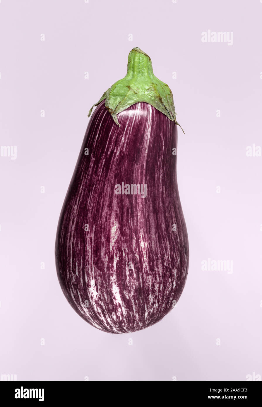Graffiti Aubergine auf rosa Hintergrund Stockfoto