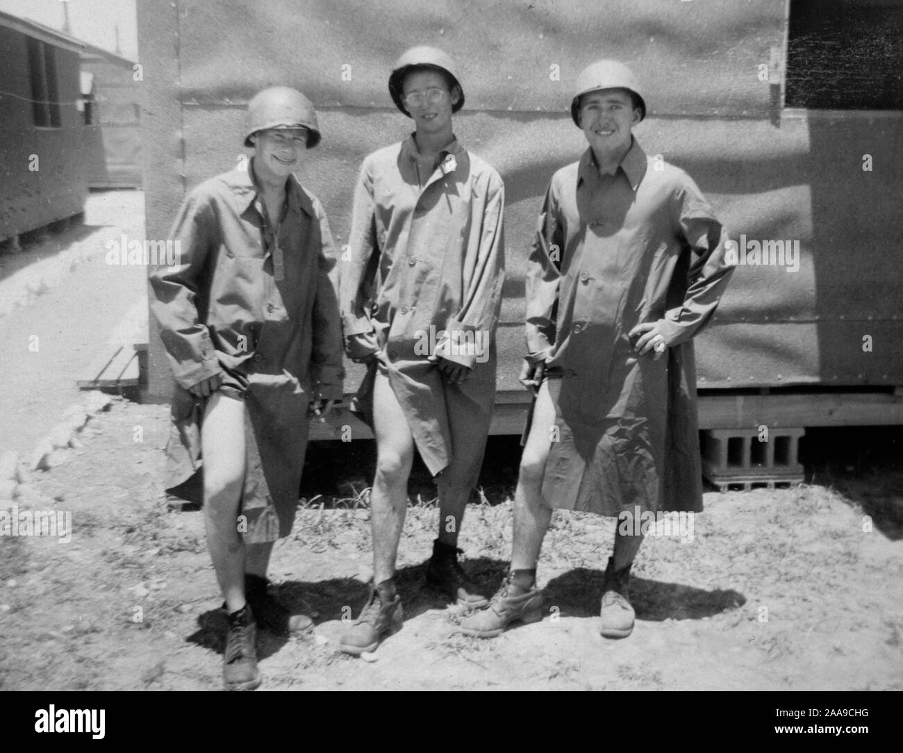 Drei Matrosen auf Guam spielerisch zeigen ihre Beine für eine lustige Portrait, Ca. 1944. Stockfoto