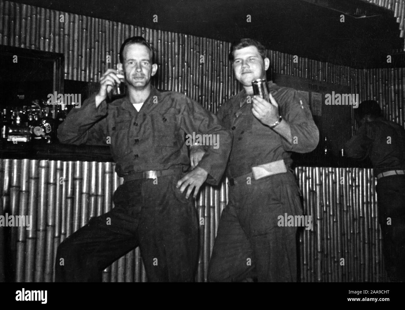 Zwei Soldaten, genießen Sie einen Drink auf einem US-Militärstützpunkt in Korea, cal.1953. Stockfoto