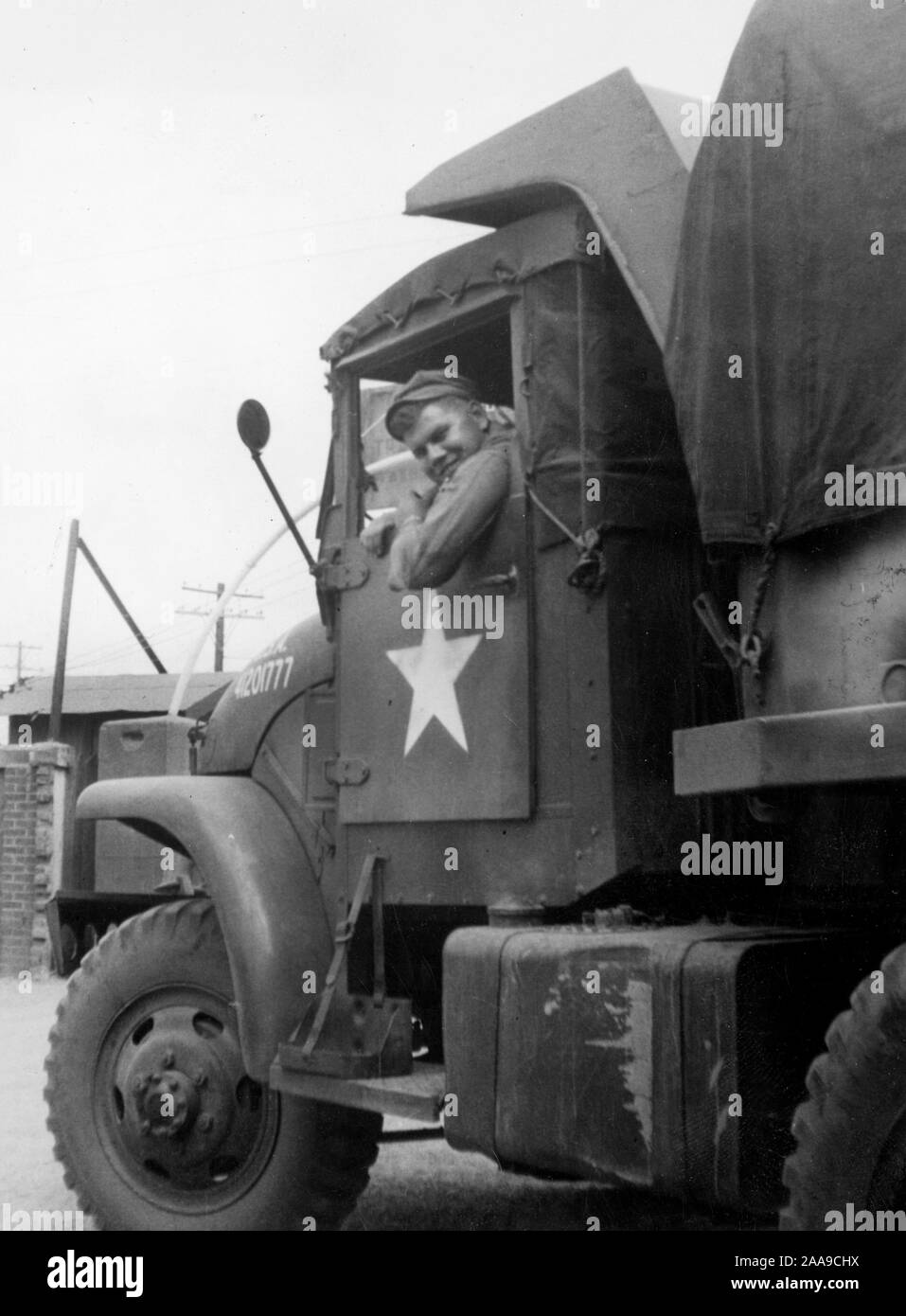 Die US-Armee Treiber ist in der Kabine der seine Lieferung Lkw gesehen, Ca. 1953. Stockfoto