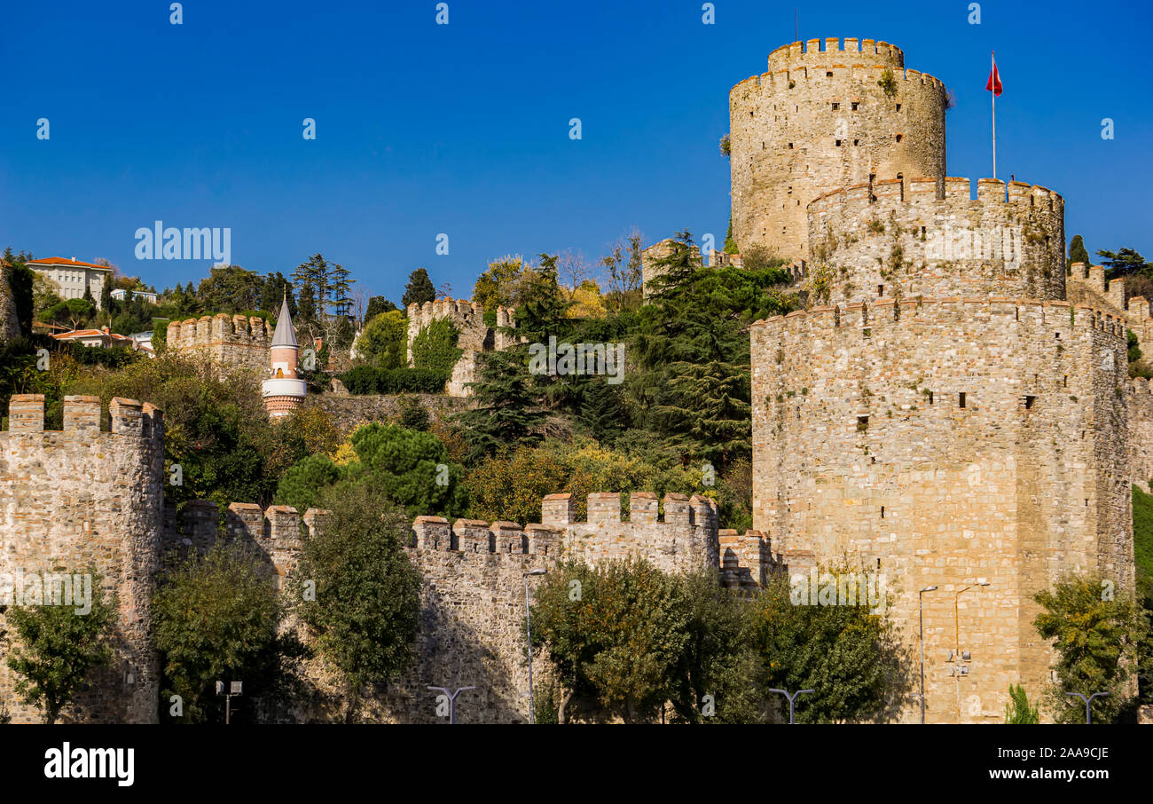 Zylindrische Türme von Rumelian Schloss am europäischen Ufer des Bosporus in Istanbul, Türkei Stockfoto